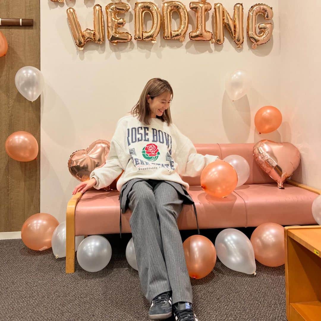 新山千春さんのインスタグラム写真 - (新山千春Instagram)「. ここの現場に行くのが 毎回楽しみな番組✨  長くお世話になってる テレビ朝日通販番組の  ものコンシェルジュで お祝いしていただきました✨🥹  控え室に入ったら バルーンでサプライズだったり  メイク前も可愛い装飾達が たっくさん！  スタジオ入りすると 麻由美さん考案のサプライズに♡ 松尾さん考案のハートの壁♡とか  もぉー😍こんなに 幸せな気持ちにしていただいて  この写真を改めてみながら また感動してます🥹  入り時間よりずっと 早くきて飾りつけてくれたり、、 準備も時間かけてくださった 　スタッフさん達の 気持ちも時間も込み込みで 全部がありがたすぎました☺️  レギュラーで出演させていただいている番組の雰囲気が こーーーんなにもあたたかくて 優しい方に囲まれてお仕事させていただいていることを 　改めて感謝して これからも皆さんと 楽しみながら頑張りまーす♡  毎週月曜〜金曜日 テレビ朝日　朝10時すぎから じゅん散歩の後に放送の #ものコンシェルジュ　✨ 　 こんなにも心地よい空間で 楽しくお仕事させていただいて 感謝です♪♪  #思いやりたくさん #毎回楽しみな現場 #ものコンシェルジュ #ロッピングライフ  #テレビ朝日通販 #キャンドル　もありがとうございます #ワインも大事に日にいただきます #新山千春」11月23日 10時28分 - chiharuuu_0114