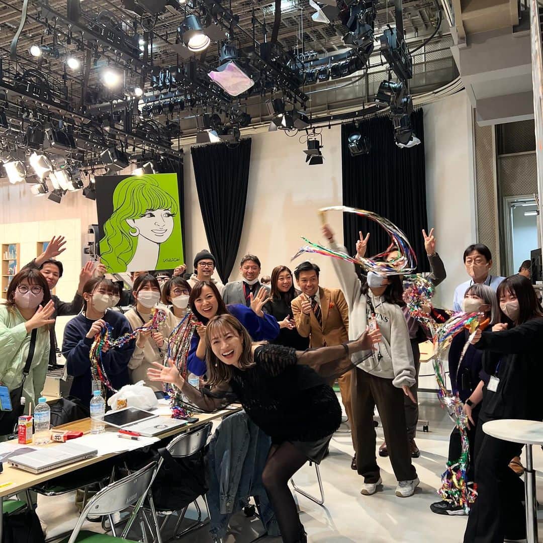 新山千春さんのインスタグラム写真 - (新山千春Instagram)「. ここの現場に行くのが 毎回楽しみな番組✨  長くお世話になってる テレビ朝日通販番組の  ものコンシェルジュで お祝いしていただきました✨🥹  控え室に入ったら バルーンでサプライズだったり  メイク前も可愛い装飾達が たっくさん！  スタジオ入りすると 麻由美さん考案のサプライズに♡ 松尾さん考案のハートの壁♡とか  もぉー😍こんなに 幸せな気持ちにしていただいて  この写真を改めてみながら また感動してます🥹  入り時間よりずっと 早くきて飾りつけてくれたり、、 準備も時間かけてくださった 　スタッフさん達の 気持ちも時間も込み込みで 全部がありがたすぎました☺️  レギュラーで出演させていただいている番組の雰囲気が こーーーんなにもあたたかくて 優しい方に囲まれてお仕事させていただいていることを 　改めて感謝して これからも皆さんと 楽しみながら頑張りまーす♡  毎週月曜〜金曜日 テレビ朝日　朝10時すぎから じゅん散歩の後に放送の #ものコンシェルジュ　✨ 　 こんなにも心地よい空間で 楽しくお仕事させていただいて 感謝です♪♪  #思いやりたくさん #毎回楽しみな現場 #ものコンシェルジュ #ロッピングライフ  #テレビ朝日通販 #キャンドル　もありがとうございます #ワインも大事に日にいただきます #新山千春」11月23日 10時28分 - chiharuuu_0114