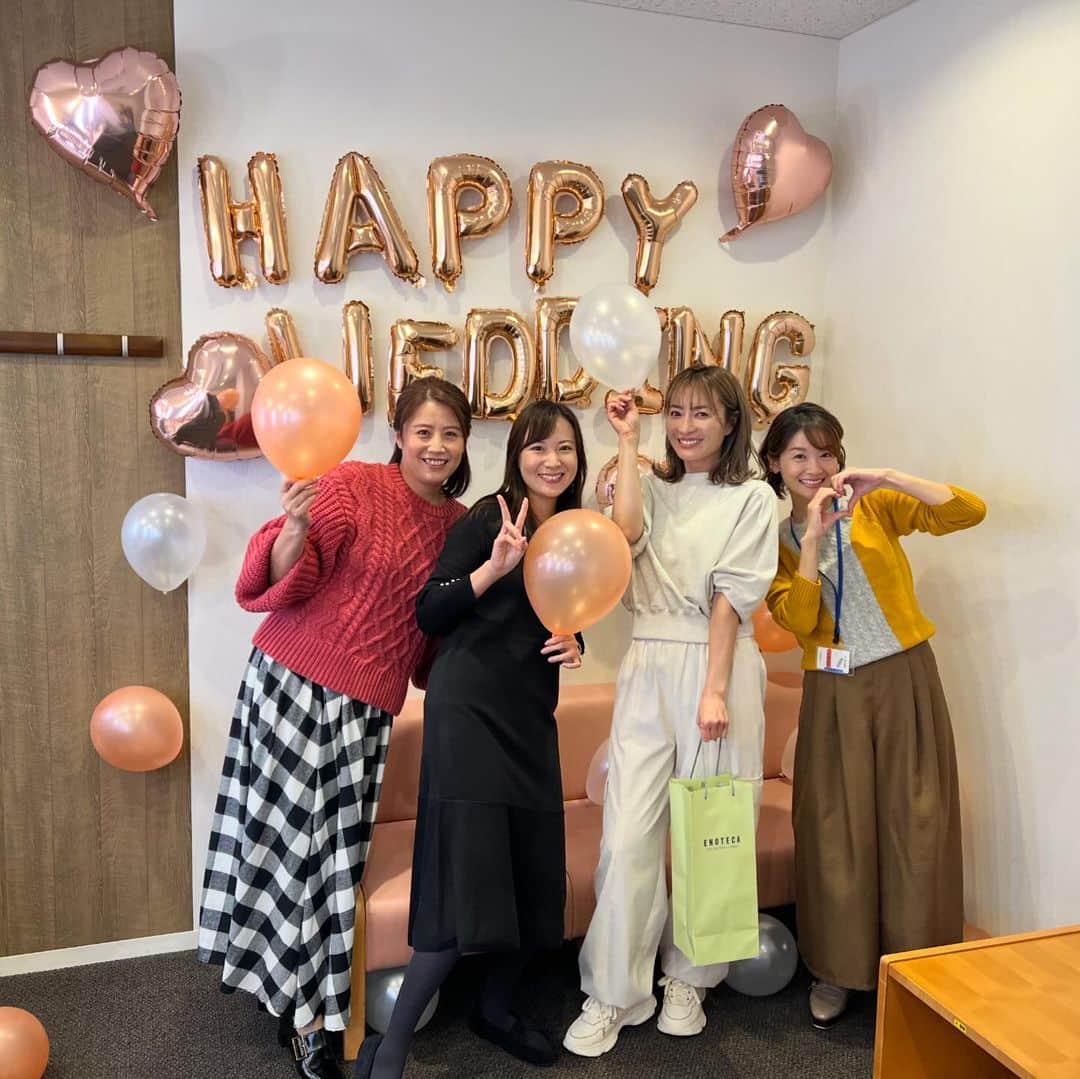 新山千春さんのインスタグラム写真 - (新山千春Instagram)「. ここの現場に行くのが 毎回楽しみな番組✨  長くお世話になってる テレビ朝日通販番組の  ものコンシェルジュで お祝いしていただきました✨🥹  控え室に入ったら バルーンでサプライズだったり  メイク前も可愛い装飾達が たっくさん！  スタジオ入りすると 麻由美さん考案のサプライズに♡ 松尾さん考案のハートの壁♡とか  もぉー😍こんなに 幸せな気持ちにしていただいて  この写真を改めてみながら また感動してます🥹  入り時間よりずっと 早くきて飾りつけてくれたり、、 準備も時間かけてくださった 　スタッフさん達の 気持ちも時間も込み込みで 全部がありがたすぎました☺️  レギュラーで出演させていただいている番組の雰囲気が こーーーんなにもあたたかくて 優しい方に囲まれてお仕事させていただいていることを 　改めて感謝して これからも皆さんと 楽しみながら頑張りまーす♡  毎週月曜〜金曜日 テレビ朝日　朝10時すぎから じゅん散歩の後に放送の #ものコンシェルジュ　✨ 　 こんなにも心地よい空間で 楽しくお仕事させていただいて 感謝です♪♪  #思いやりたくさん #毎回楽しみな現場 #ものコンシェルジュ #ロッピングライフ  #テレビ朝日通販 #キャンドル　もありがとうございます #ワインも大事に日にいただきます #新山千春」11月23日 10時28分 - chiharuuu_0114