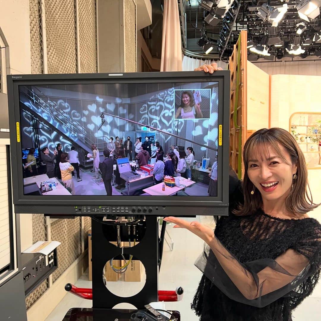 新山千春さんのインスタグラム写真 - (新山千春Instagram)「. ここの現場に行くのが 毎回楽しみな番組✨  長くお世話になってる テレビ朝日通販番組の  ものコンシェルジュで お祝いしていただきました✨🥹  控え室に入ったら バルーンでサプライズだったり  メイク前も可愛い装飾達が たっくさん！  スタジオ入りすると 麻由美さん考案のサプライズに♡ 松尾さん考案のハートの壁♡とか  もぉー😍こんなに 幸せな気持ちにしていただいて  この写真を改めてみながら また感動してます🥹  入り時間よりずっと 早くきて飾りつけてくれたり、、 準備も時間かけてくださった 　スタッフさん達の 気持ちも時間も込み込みで 全部がありがたすぎました☺️  レギュラーで出演させていただいている番組の雰囲気が こーーーんなにもあたたかくて 優しい方に囲まれてお仕事させていただいていることを 　改めて感謝して これからも皆さんと 楽しみながら頑張りまーす♡  毎週月曜〜金曜日 テレビ朝日　朝10時すぎから じゅん散歩の後に放送の #ものコンシェルジュ　✨ 　 こんなにも心地よい空間で 楽しくお仕事させていただいて 感謝です♪♪  #思いやりたくさん #毎回楽しみな現場 #ものコンシェルジュ #ロッピングライフ  #テレビ朝日通販 #キャンドル　もありがとうございます #ワインも大事に日にいただきます #新山千春」11月23日 10時28分 - chiharuuu_0114