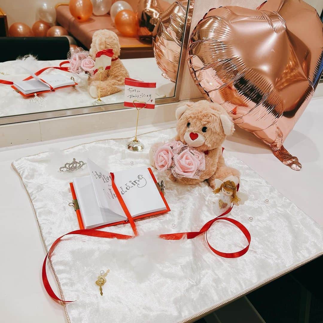 新山千春さんのインスタグラム写真 - (新山千春Instagram)「. ここの現場に行くのが 毎回楽しみな番組✨  長くお世話になってる テレビ朝日通販番組の  ものコンシェルジュで お祝いしていただきました✨🥹  控え室に入ったら バルーンでサプライズだったり  メイク前も可愛い装飾達が たっくさん！  スタジオ入りすると 麻由美さん考案のサプライズに♡ 松尾さん考案のハートの壁♡とか  もぉー😍こんなに 幸せな気持ちにしていただいて  この写真を改めてみながら また感動してます🥹  入り時間よりずっと 早くきて飾りつけてくれたり、、 準備も時間かけてくださった 　スタッフさん達の 気持ちも時間も込み込みで 全部がありがたすぎました☺️  レギュラーで出演させていただいている番組の雰囲気が こーーーんなにもあたたかくて 優しい方に囲まれてお仕事させていただいていることを 　改めて感謝して これからも皆さんと 楽しみながら頑張りまーす♡  毎週月曜〜金曜日 テレビ朝日　朝10時すぎから じゅん散歩の後に放送の #ものコンシェルジュ　✨ 　 こんなにも心地よい空間で 楽しくお仕事させていただいて 感謝です♪♪  #思いやりたくさん #毎回楽しみな現場 #ものコンシェルジュ #ロッピングライフ  #テレビ朝日通販 #キャンドル　もありがとうございます #ワインも大事に日にいただきます #新山千春」11月23日 10時28分 - chiharuuu_0114