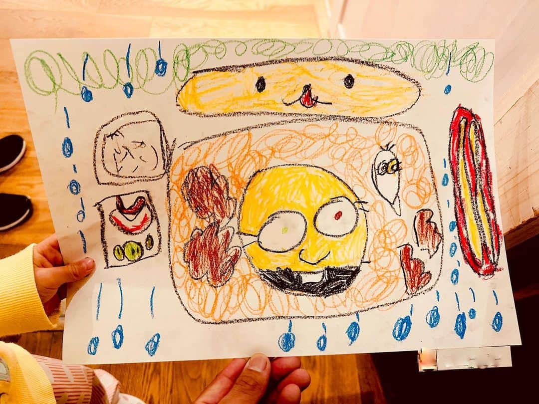 Shun のインスタグラム：「👧🏻保育園で「遠足の思い出」を題材にお絵描きの時間🖼️  遠足は、大型バスで上野動物園に行ったんだけど、思い出のど真ん中には俺が作ったミニオン弁当を描いてくれてた。  やったー動物園に勝ったぜw なーんて思わないけど、いつでもどんなときでも大切な存在のその人の思い出の真ん中に居られることが幸せだ。ここに居続けられるようにカッコ良いパパで生きる努力ももっとしなければいけないなとあらためて思わせてもらった素敵な出来事でした(ちょい涙)👨🏻  ツアーの疲れが吹っ飛んだ💪」