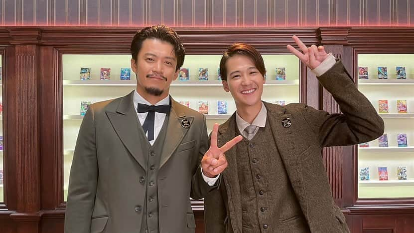 葉山奨之さんのインスタグラム写真 - (葉山奨之Instagram)「ONE PIECE カードゲーム 『開封の楽しさとは』篇に出演させて頂いています。 やっと！！！小栗さんに憧れてこの世界に入ったし、同じ事務所に所属する事が出来てるし、撮影中はずっと夢のような時間が流れておりました！！！念願すぎる！！！！！！　 しかもONE PIECE のあの名シーン再現もあり、本当に泣きそうになりました❗️ 是非皆さん観て下さい〜〜 #株式会社バンダイ」11月23日 10時33分 - shonohayama