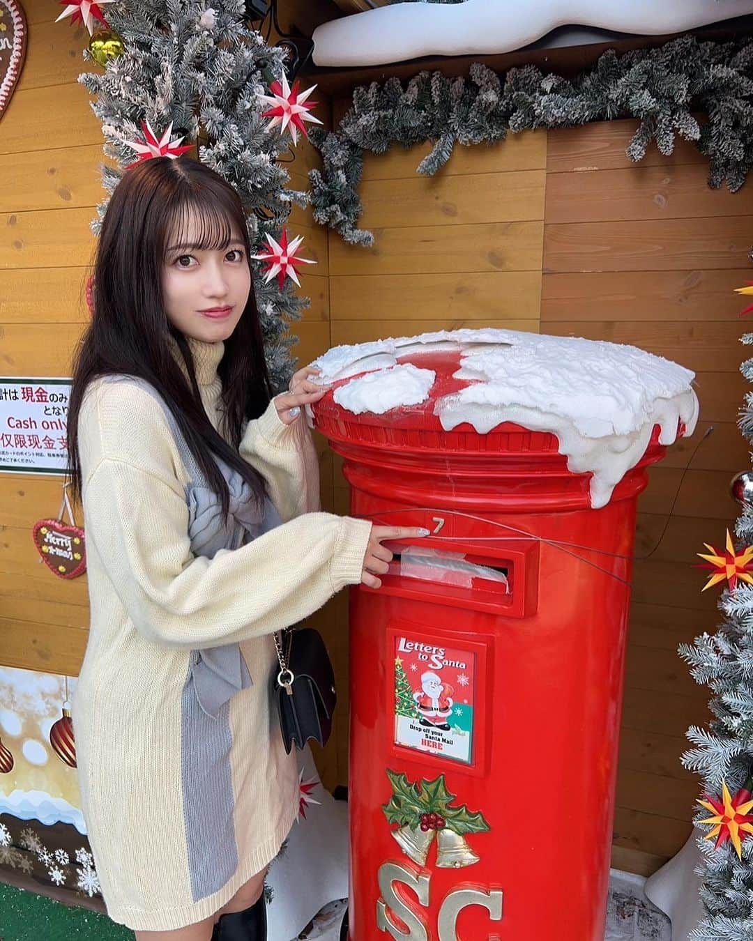 璃乃さんのインスタグラム写真 - (璃乃Instagram)「この時期のクリスマスな背景とかめちゃくちゃ好き😌🎄 いい子にしてたらサンタさんくるんよね✨   #アイドル #グラビア #グラビアアイドル #idol #日本 #偶像 #japan #japanesegirl #follow #followme #セルカ #映え #メイク #ヘアアレンジ #韓国ヘア #かわいい #snidel #grail #プチプラコーデ #グレイル #usagionline #instagram #instagood #推しメン #推してください」11月23日 10時34分 - oshirinn6