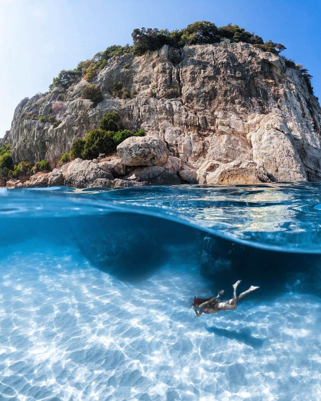 GoProのインスタグラム：「砂地＋地形の美しいサルデーニャ島でオーバー・アンダーフォト 🤿  📷 @filippofista 🤿 @arianna_fistarol_ GoProアワード$500受賞。  GoPro.com/Awards または @Quik アプリからお気に入りの作品を応募しよう！ ・ ・ ・ #GoProJP #GoProIT #GoPro #Diving #FreeDiving #OverUnder #Italy #イタリア #サルデーニャ島 #サルデーニャ #ダイビング #シュノーケリング #フリーダイビング #海外旅行 #防水カメラ」