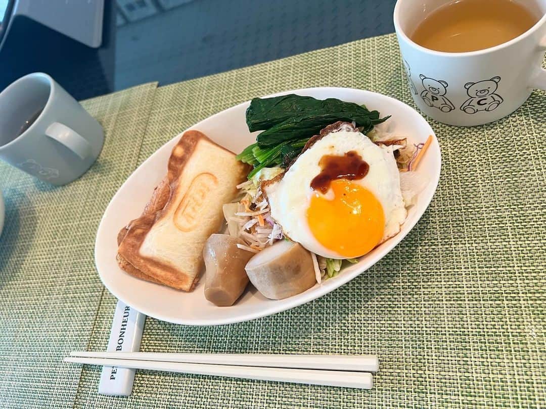 矢部美穂のインスタグラム：「おはようございます☀️ 昨日の里芋の煮物とほうれん草もつけてサラダたっぷり朝食🍳 そして、今、19頭の調教をつけている山林堂騎手✨ 断らずに引き受けて乗っているそうです。 さすがに体力的にきついみたいだけど… 私が少し減らしたら？さすがに19頭と言うとはキツすぎるでしょうと言うと、俺が乗らないと乗る人がいないから 乗るしかないでしょう！と日々頑張っています！ 尊敬しかないです✨ で、ご飯食べながらゴルフ番組をみる山林堂騎手✨ この人、タフすぎる！ 今日は久しぶりにゴルフレッスンも行ってくると言っています。寝る時間はどこにあるのだ⁈ 明日は浦和でも競馬があるみたいだし💦  #朝食 #タフすぎる  #アスリート #山林堂信彦騎手 #40代 #矢部美穂」