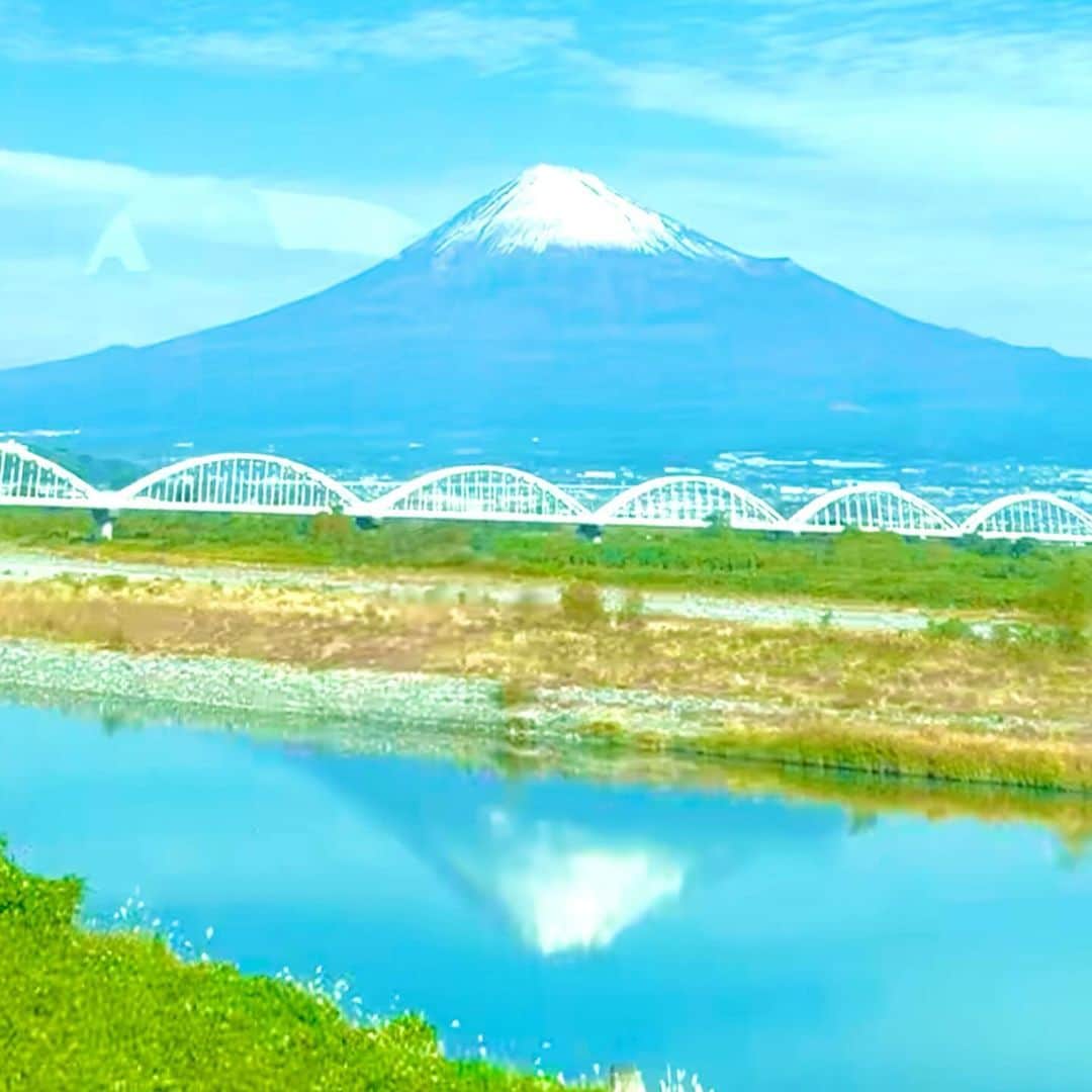 のインスタグラム：「本日の富士様。  富士川の川面に映る逆さ富士  車掌が4分前に予告をしてくれたのでいいタイミングでした。  #mtfuji #富士山」