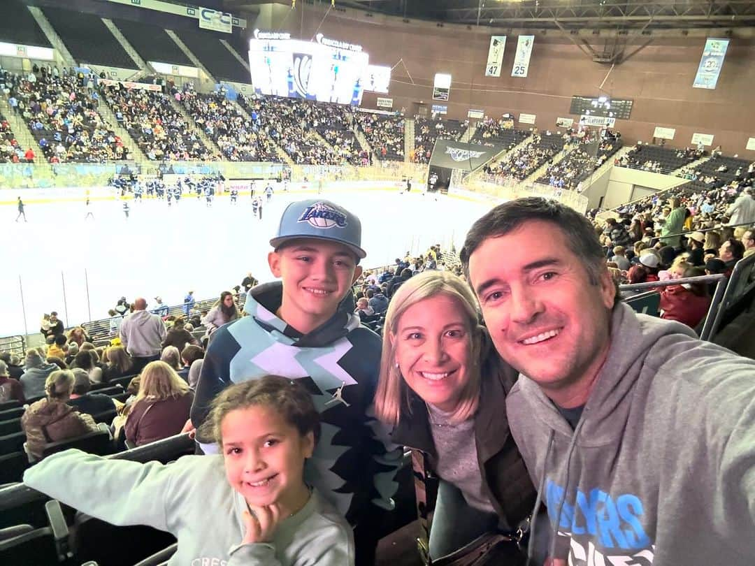 バッバ・ワトソンのインスタグラム：「First game of the year for my family @pcolaiceflyers  #PensacolaLife」