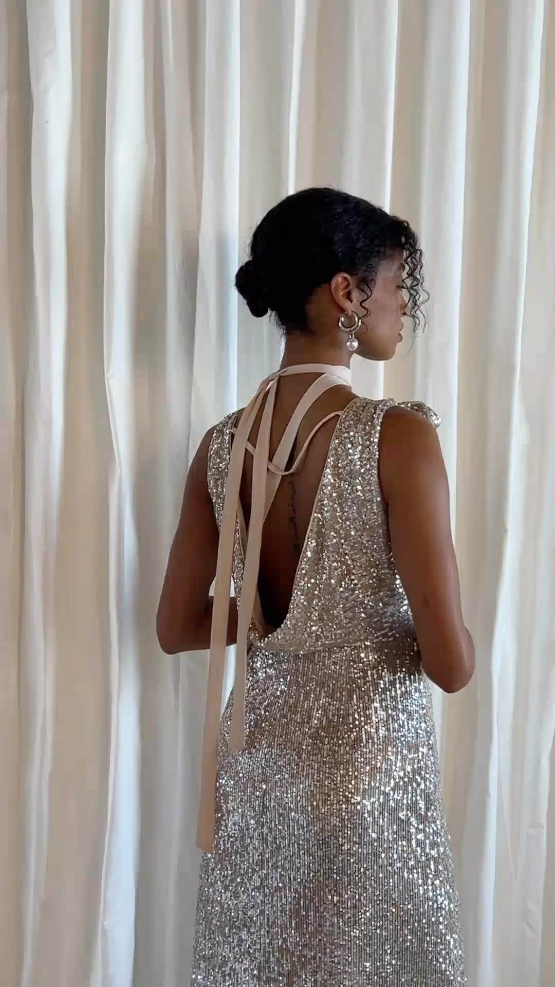 For Love & Lemonsのインスタグラム：「Delicate details // The Tia Maxi Dress #forloveandlemons」