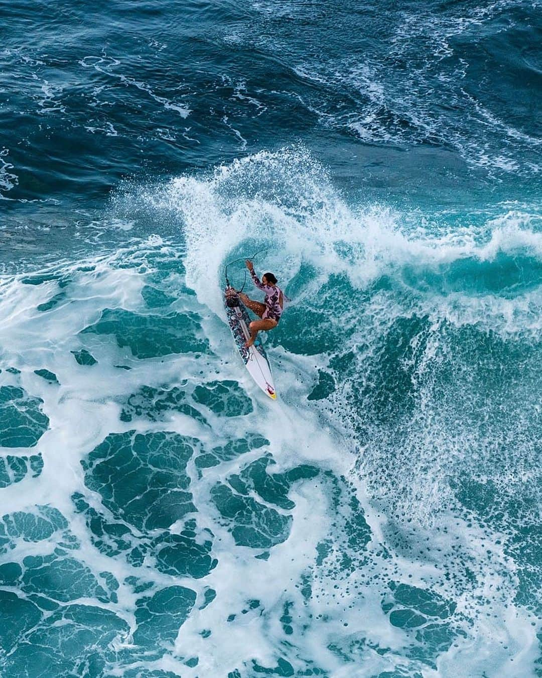 カリッサ・ムーアのインスタグラム：「There’s no mistaking this turn for anyone else- @rissmoore10 throwing down her trademark hack.   Riding the T-3 Eco traction, Freedom Helix leash and @mfanno signature fins.   All available worldwide now.   #FCSII #FindYourFin」