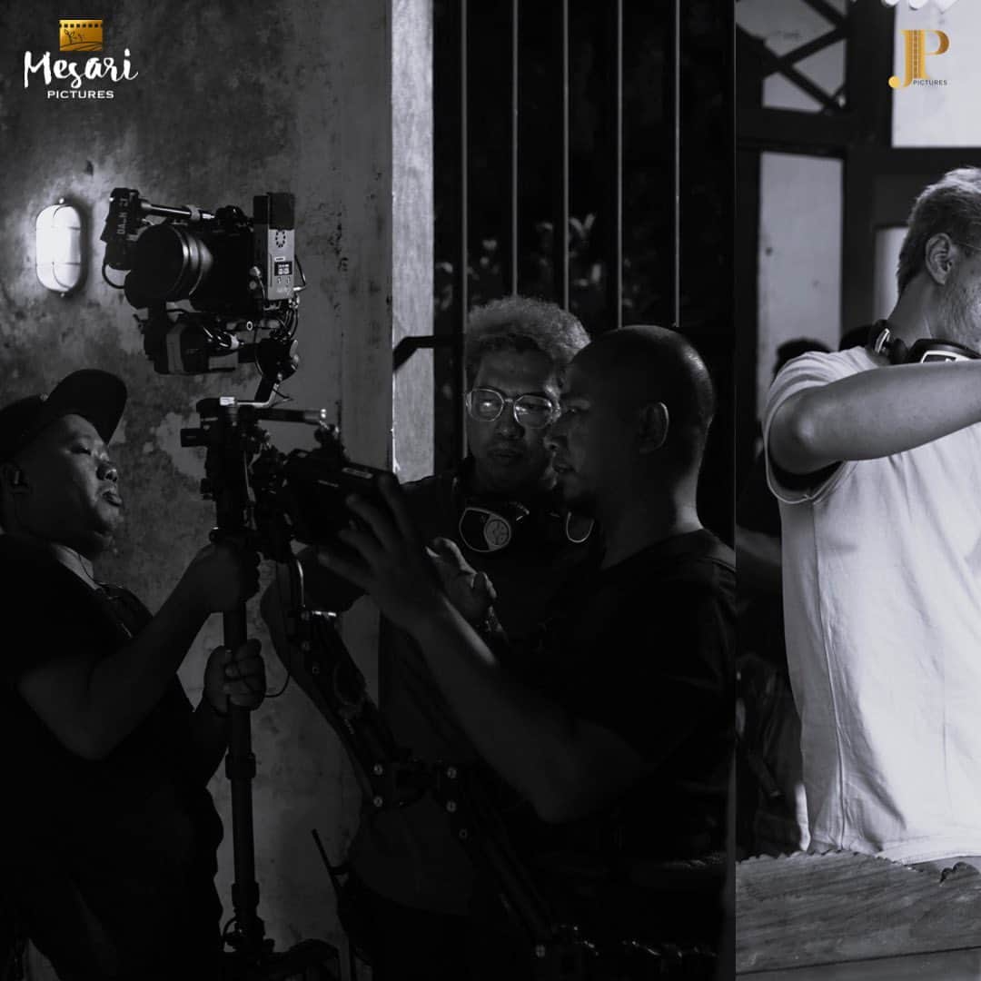 Kimberly Ryderのインスタグラム：「#ThrowbackThursday: the look from Director, Producers and crews at @filmbangsalisolasi shooting set 🎥  Siapa yang udah nggak sabar juga filmnya tayang? Stay tuned!   #BangsalIsolasi #MatiAtauBertahan #ComingSoon」