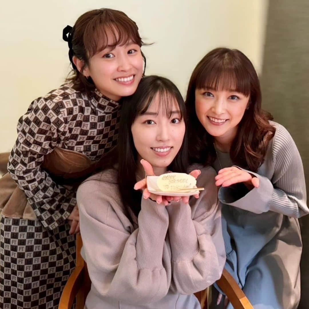 石川梨華さんのインスタグラム写真 - (石川梨華Instagram)「ふくちゃんハピバ🥳  今年も愛ちゃんと一緒に ふくちゃんのお誕生日のお祝いができました🩷 プレゼントは悩みに悩んでブレスレットにしたよ！ 早速つけてくれて そして喜んでもらえてよかった😍🤲  私は2人と過ごす時間が 本当に楽しくて嬉しくて幸せなの💖 これからも仲良くしてね❣️  #石川梨華 #高橋愛 #譜久村聖 #ふくちゃんハピバ #好きな後輩 #これからもよろしくね」11月23日 10時58分 - rika_ishikawa_official