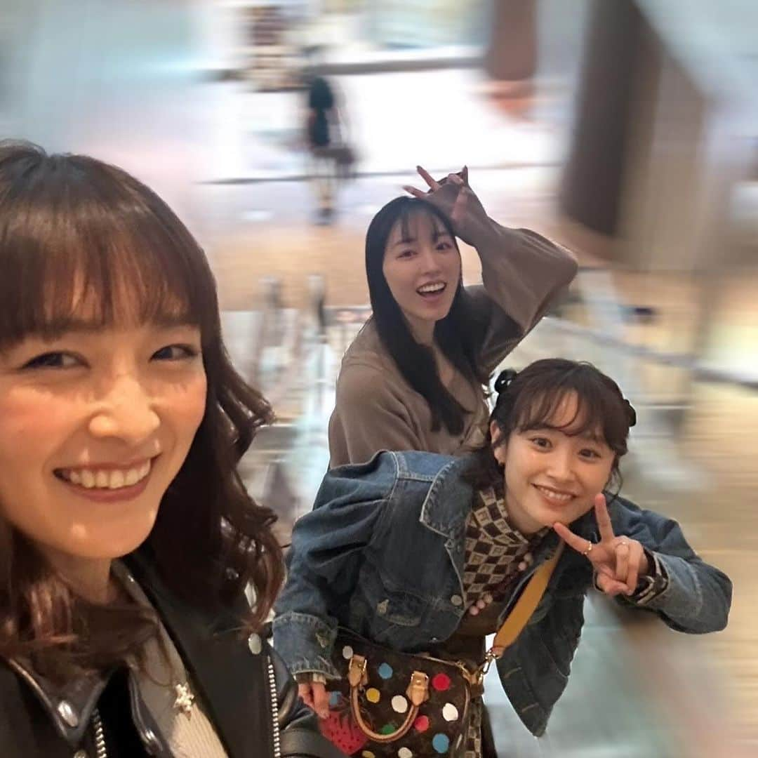 石川梨華さんのインスタグラム写真 - (石川梨華Instagram)「ふくちゃんハピバ🥳  今年も愛ちゃんと一緒に ふくちゃんのお誕生日のお祝いができました🩷 プレゼントは悩みに悩んでブレスレットにしたよ！ 早速つけてくれて そして喜んでもらえてよかった😍🤲  私は2人と過ごす時間が 本当に楽しくて嬉しくて幸せなの💖 これからも仲良くしてね❣️  #石川梨華 #高橋愛 #譜久村聖 #ふくちゃんハピバ #好きな後輩 #これからもよろしくね」11月23日 10時58分 - rika_ishikawa_official