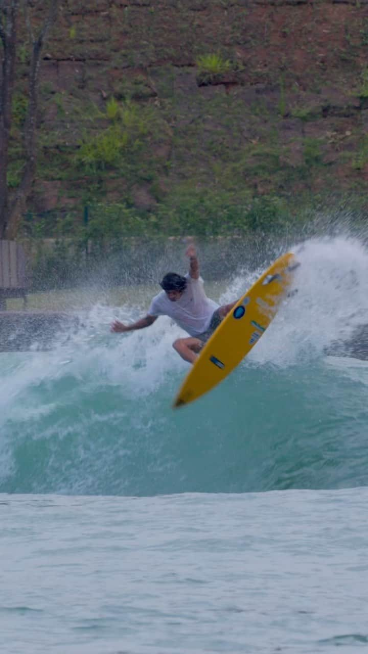 ミグエル・プッポのインスタグラム：「@miguelpuposurf wastes no time on the #doubleshot adding a layer of difficulty to the maneuver section and still completing the wave with back to back airs.  🎥 @brunozanin_」