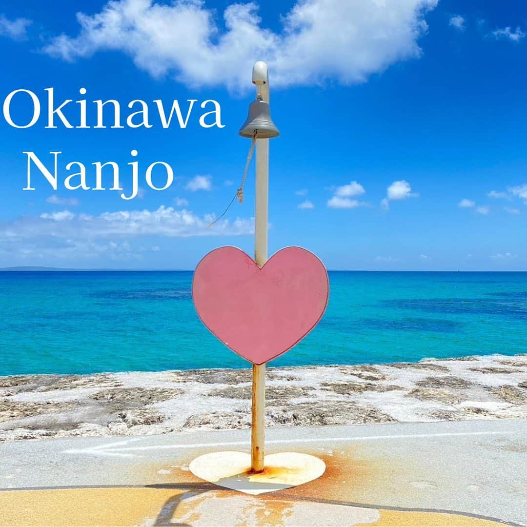 ANAのインスタグラム：「日本を旅しよう！✈💙  沖縄県南城市の地元民に愛される癒しのスポットのご紹介🤗  🌟沖縄県初ユニバーサルデザインビーチ「あざまサンサンビーチ」海の透明度は高く、白い砂浜も長く続いていてとてもキレイです。 ビーチのシンボルとなっている太陽の鐘「てぃーだの鐘♡」  🌟南城市観光施設「がんじゅう駅・南城」の裏庭にある「幸せの架け橋」橋の上で両手を広げると世界遺産「斎場御嶽」と神の島「久高島」の中心になれる！  🍓那覇空港から車で30分！沖縄県内最大規模のイチゴ狩り観光農園「美らイチゴ南城本店」 新シーズンのイチゴ狩り2023年12月～2024年5月開催予定。 農園カフェ「イチゴバナレ」とかわいいFOOD TRUCK🍓 12月2日（土）以降のイチゴ狩り予約受付開始しました♪  🐟「観光客から地元民にも大人気なイベント「ウミンチュとれとれ朝市！」 海野漁港で毎月第3日曜日に開催！沖縄で獲れた新鮮でカラフルな魚のセリ体験や マグロの解体ショーなど、毎回熱気であふれかえっています。  🏨ノボテル沖縄那覇 @novotelokinawanaha 首里の高台から那覇市内を一望できるホテル自慢の「インフィニティプール」や、360度の景色を見渡せる最上階の「プレミアラウンジ」でワンランク上の滞在をお楽しみいただけます✨  航空券付きプランはこちら✈  https://ana.ms/49OkT9F  ホテルのご予約はこちら🏨✨ https://ana.ms/46rtRGR  詳しくはこちら🌍 https://ana.ms/49Z2C9N   #allnipponairways #ana #airplane #airport #japantrip #trip #飛行機 #travel #日本を旅しよう #旅行 #visitjapan #visit #旅行 #沖縄 #okinawa #南城 #あざまサンサンビーチ #ビーチ #beach #斎場御嶽 #久高島 #いちご #iいちご狩り #strawberry #ノボテル沖縄那覇」