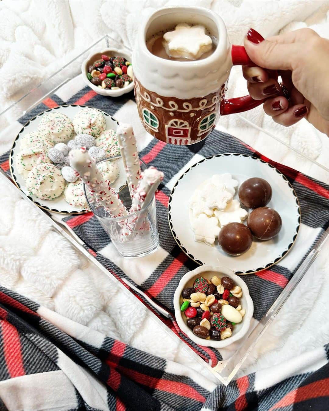 Ilana Wilesさんのインスタグラム写真 - (Ilana WilesInstagram)「It's that time of year again! Time to break out the hot chocolate, holiday decor, and the cozy pajamas. I love that the holidays are mostly about making magic at home. You can get into the spirit by shopping my favorite items from @Target’s holiday collection at the link in my bio, which includes lots of Hanukkah themed items! #TargetPartner #TargetHoliday #Target」11月23日 11時15分 - mommyshorts