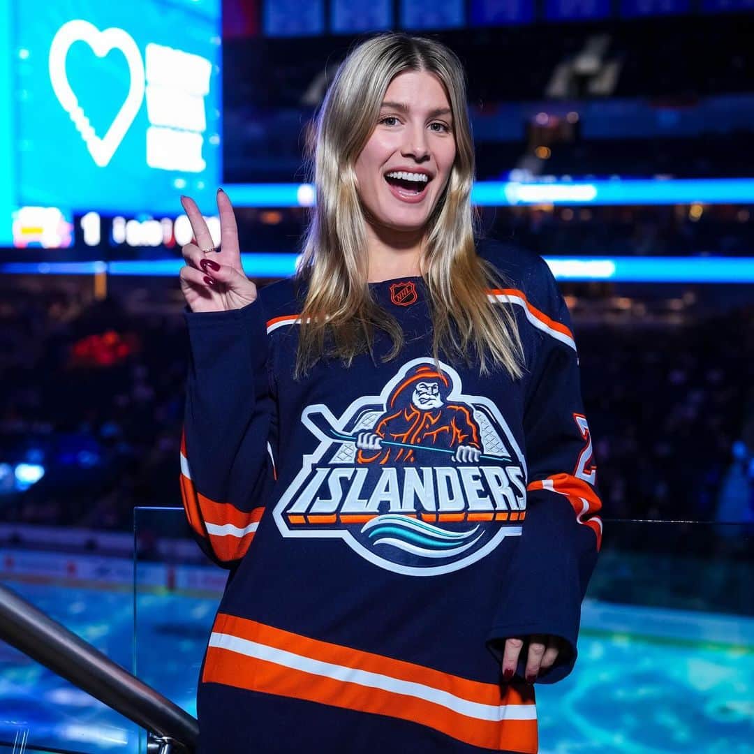 ウージニー・ブシャールのインスタグラム：「@GenieBouchard is in the house cheering on the #Isles tonight.」