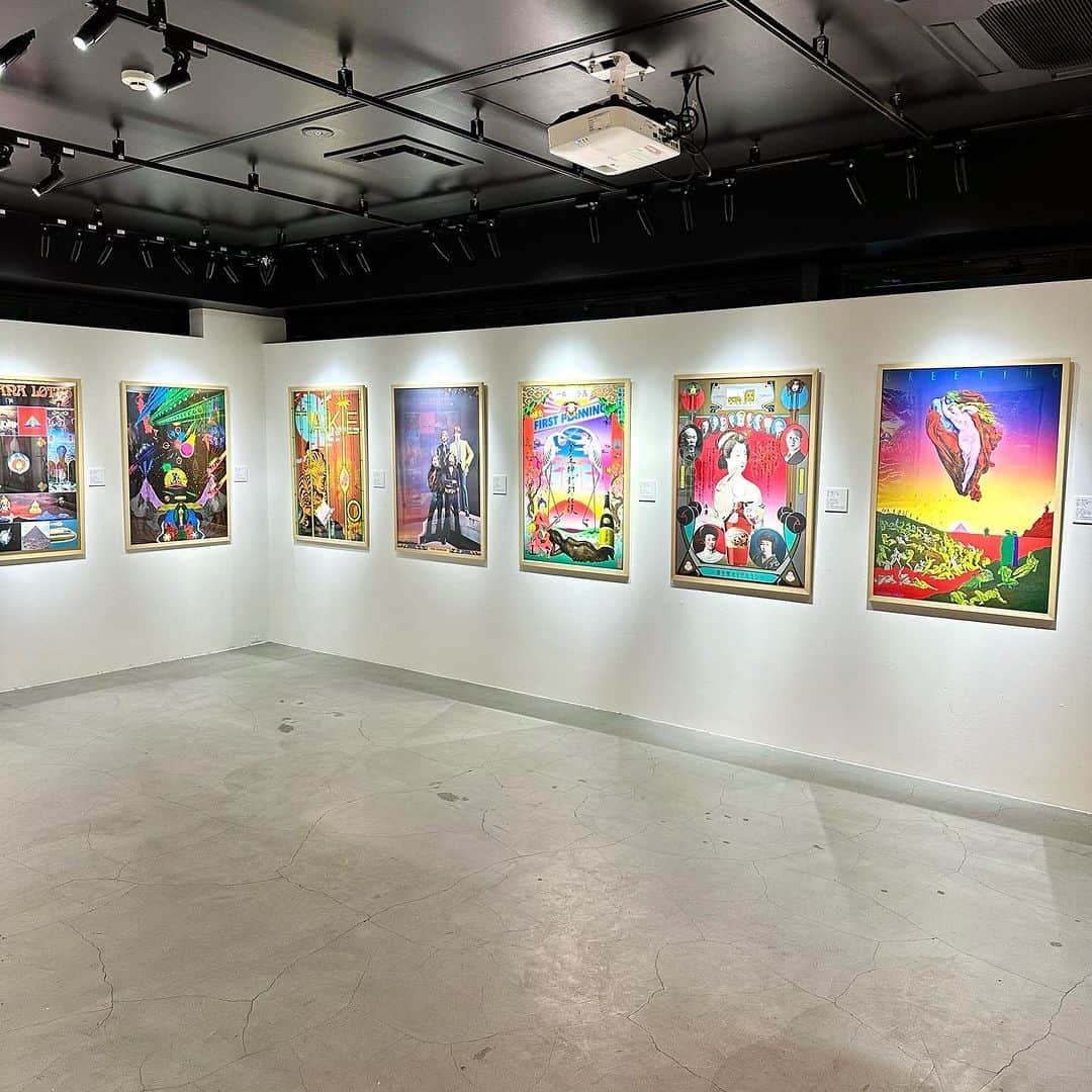 BEAMS JAPANさんのインスタグラム写真 - (BEAMS JAPANInstagram)「【 THE POSTERS OF TADANORI YOKOO 】  昨日より日本を代表する美術家・横尾忠則がこれまでに手がけたポスター作品を集めた展示 “THE POSTERS OF TADANORI YOKOO”は作品を入れ替えての第二部がスタート致しました。 第一部に引き続き、ぜひ店頭でご覧下さい。 また、本展示開催を記念としたオリジナルグッズをBEAMS JAPAN 4F トーキョー カルチャート by ビームスにて販売中ですので、お見逃しなく！ 皆さまのご来店お待ちしております。  ￣￣￣￣￣￣￣￣￣￣￣￣￣￣￣￣￣  日本を代表する美術家・横尾忠則がこれまでに手がけたポスター作品を集めた展示を「ビームス ジャパン（新宿）」5F〈B GALLERY〉にて10月27日（金）から12月17日（日）まで、二部にわたって開催します。 今回の展示では、横尾忠則が過去に発表した莫大な数のポスターから、〈B GALLERY〉がセレクトしたポスターを展示・販売（※）致します。  （※）額装の有無（額装を選択の場合別途費用が掛かります。） をお選びいただけます。 展示後のお渡しとなります。   また、本展示を記念して〈B GALLERY〉がオリジナルグッズを豊富にご用意しました。インテリアブランド〈PACIFICA COLLECTIVES（パシフィカ コレクティブス）〉と製作した大型のラグや、パジャマメーカー〈NOWHAW（ノウハウ）〉が生地からオリジナルで製作したパジャマやガウン、クッションカバーをはじめ、トランプ、手ぬぐいなどの雑貨まで幅広くラインナップ。〈NEW ERA（ニューエラ）〉の帽子や〈PORTER（ポーター）〉のバッグ、〈Klean Kanteen（クリーンカンティーン）〉のステンレス製ウォーターボトルなど〈B GALLERY〉ならではのコラボレーションアイテムも順次予約販売を行います。   今回、BEAMSのサーフ&スケートのバイヤーである加藤忠幸が手がけるブランド〈SSZ（エス エス ズィー）〉とのコラボレーションも実現。加藤が横尾忠則の大ファンであることから製作が叶った、横尾忠則のアートを施したセットアップやスケートデッキを展示・順次予約販売します。  実に20年ぶりとなるポスターのみの展示。オリジナルグッズにもご期待ください。※オリジナルグッズはBEAMS JAPAN 4F トーキョー カルチャート by ビームスにて販売しております。  ●開催期間 2023年10月27日（金）〜 12月17日（日) ※11月20日（月）・21日（火）は作品入れ替えの為休廊。  ●開催店舗 ビームス ジャパン（新宿）5F 『 B GALLERY』  ○横尾忠則 美術家。1936年兵庫県生まれ。72年ニューヨーク近代美術館で個展。その後もパリ、ヴェネツィア、サンパウロなど各国のビエンナーレに出品し、ステデリック美術館（アムステルダム）、カルティエ財団現代美術館（パリ）、ロシア国立東洋美術館（モスクワ）など世界各国の美術館で個展を開催。また、東京都現代美術館、京都国立近代美術館、金沢21世紀美術館、国立国際美術館など国内でも相次いで個展を開催し、2012年神戸市に兵庫県立横尾忠則現代美術館、13年香川県に豊島横尾館開館。95年毎日芸術賞、11年旭日小綬章、朝日賞、15年高松宮殿下記念世界文化賞、令和2年度東京都名誉都民顕彰、23年日本芸術院会員。著書に小説『ぶるうらんど』（泉鏡花文学賞）『言葉を離れる』（講談社エッセイ賞）小説『原郷の森』ほか多数。 2023年12月3日（日）まで東京国立博物館 表慶館にて「横尾忠則 寒山百得」展を開催中。  #beams #beamsjapan #beamsjapan5nd #bgallery #art #横尾忠則 #tadanoriyokoo」11月23日 11時08分 - beams_japan