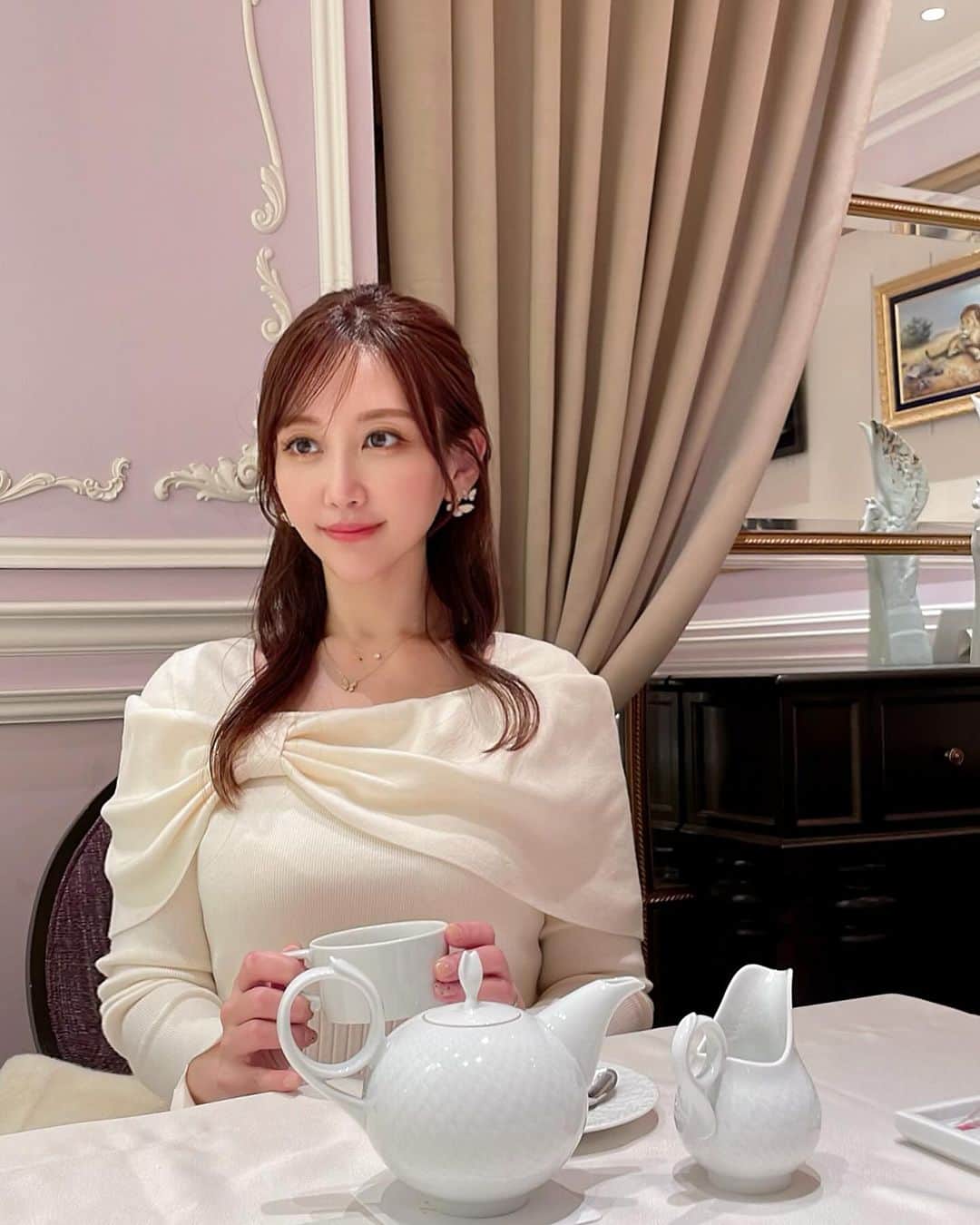 太田莉加のインスタグラム：「・ ・ 最近はね 自分が心地良く、良い氣分で過ごすことに 真剣に、全力でエネルギー注いでる🩷  テンション上がる素敵なカフェで 大好きな @shoko_ki_hn しょこたんと🥰  身体がしんどいと良い氣分は難しいよね だから私は蜂蜜や食、整えてくれるアイテムに 課金しまくってるよ🤣   #良い氣分でいる #心地良い選択が心地良い人生を創る」