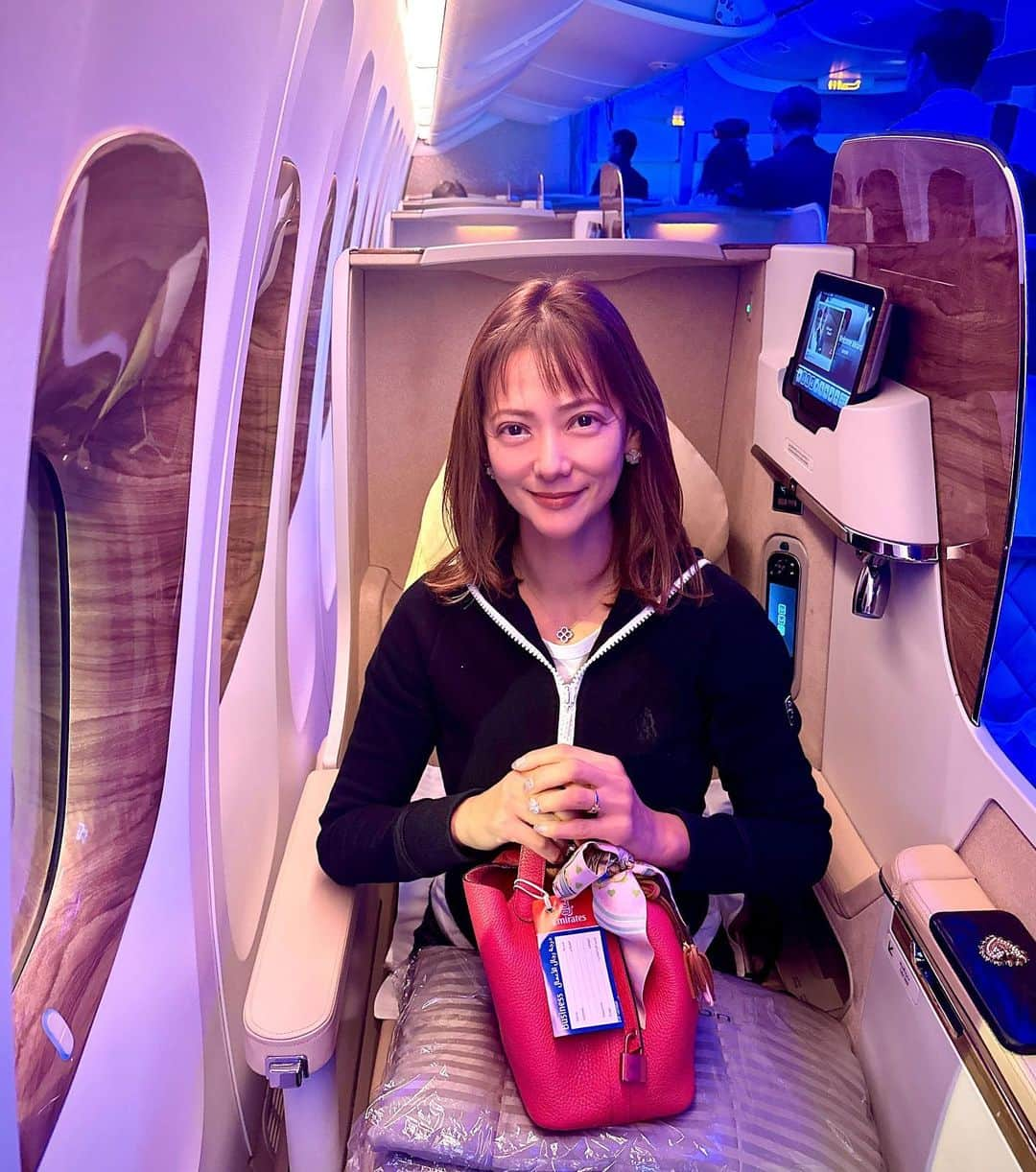 箕輪玖美のインスタグラム：「今年2回目のエミレーツ✈️💕 ・ ・ 今回は羽田からにしたら、使用機材はボーイング 777型機で小ぶりサイズ… ラウンジはサクララウンジ、シートも狭め、バーカウンターも付いていない😅 ・ ・ エミレーツのビジネスクラス以上に乗る方は、成田発のA380型機で行かれた方が倍楽しめると思うので、オススメです😉  #ドバイ旅行 #エミレーツ航空 #エミレーツ航空ビジネスクラス #ボーイング777 #a380 が好き #飛行機大好き #タビジョ #タピスタグラム #instatrip #旅が好き #アラフィフ女子 #箕輪玖美」