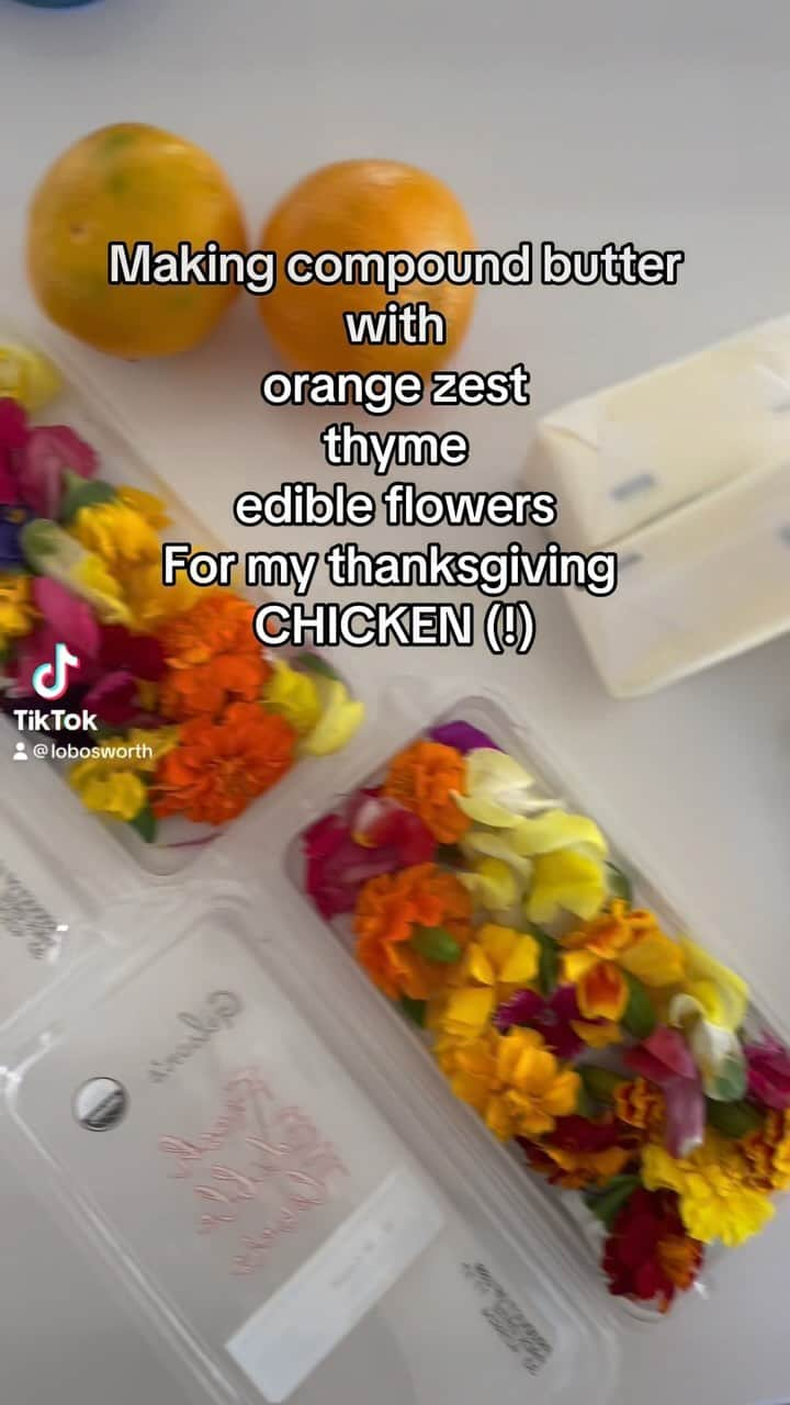 ロー・ボスワースのインスタグラム：「citrus thyme compound butter with edible flowers 🫶🏼 freeze and slice into thin rounds and top your thanksgiving bird (I make chicken 🙃😅) toss a few fresh edible flowers on to the serving platter for a pretty and festive dish」