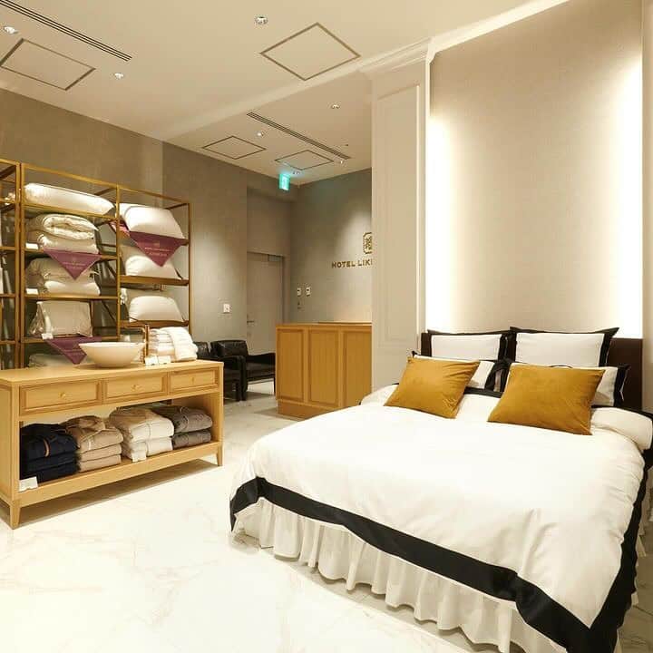 田丸麻紀のインスタグラム：「いつも 愛用している  HOTEL LIKE INTERIOR が麻布台ヒルズにオープン 睡眠に対してかなり 真剣に向き合っている私  こちらのリネンやお布団 ベッドパットなどなどなど  本当　ゆめのベッド空間です。  新しい年は 新しいベッドリネンで ベッドルームの イメージチェンジをしても 良いかも　♪。  1枚目のホワイトとブラックの コンビネーションリネン この感じ 好き！  来年の寝室空間は これにしよう！  麻布台ヒルズには ものすごいたくさんの 人！人！人。  華やかで、エネルギーに溢れた 一夜でした。  #HOTELLIKEINTERIOR #ホテルライクインテリア #PR」