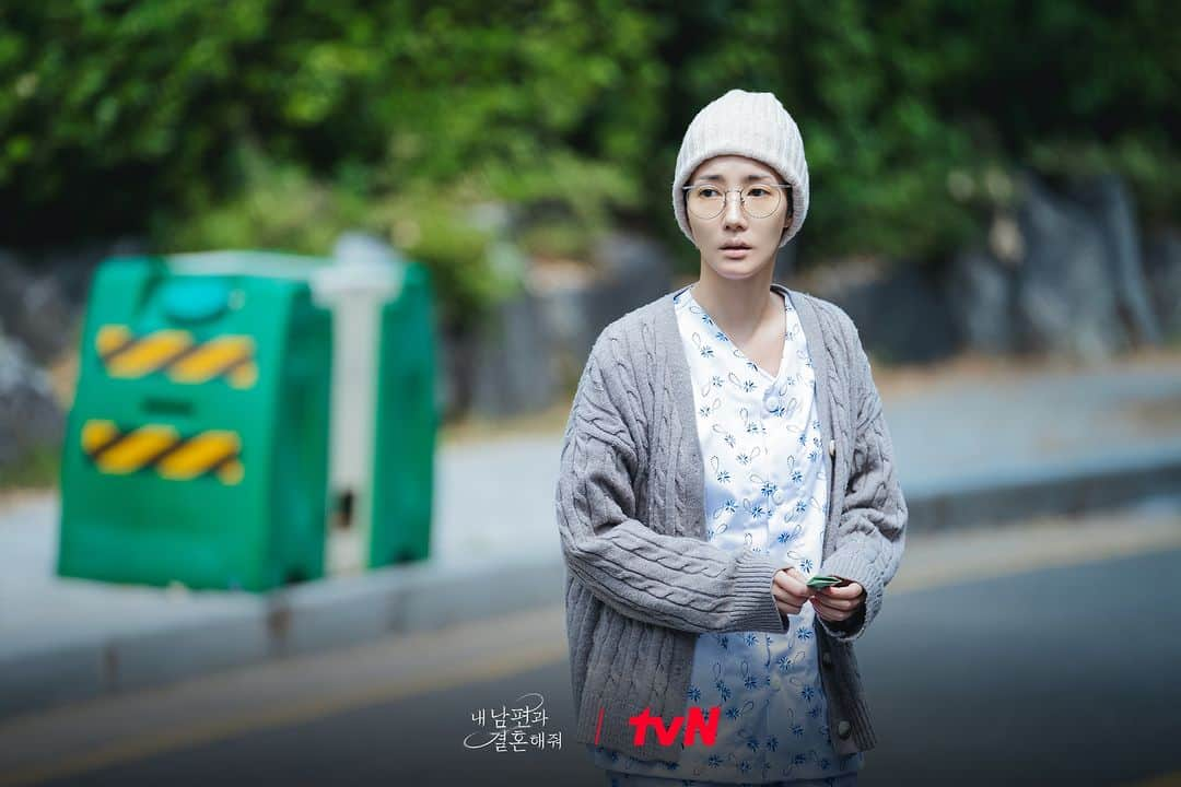 tvN DRAMA【韓国】さんのインスタグラム写真 - (tvN DRAMA【韓国】Instagram)「이제껏 본 적 없는 박민영 파격 비주얼!💥 37kg 암 환자로 등장?!  남편과 절친에게 배신당한 호구 강지원 🔥복수의 화신으로 변신 전, 첫 스틸 공개!  1/1 [월] 첫 방송 | tvN #내남편과결혼해줘 #내남결 #MarryMyHusband #tvN #스트리밍은TVING #박민영 #나인우 #이이경 #송하윤 #이기광」11月23日 11時19分 - tvn_drama