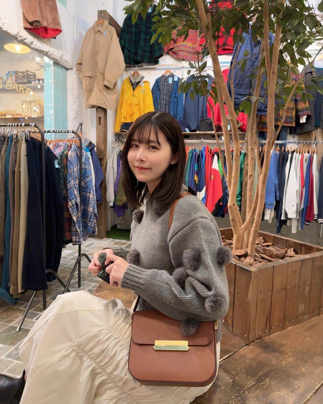 有村藍里のインスタグラム：「ニット好き🧶  knit: @clane_official  skirt: @lily_brown_official  bag: @paris64world」