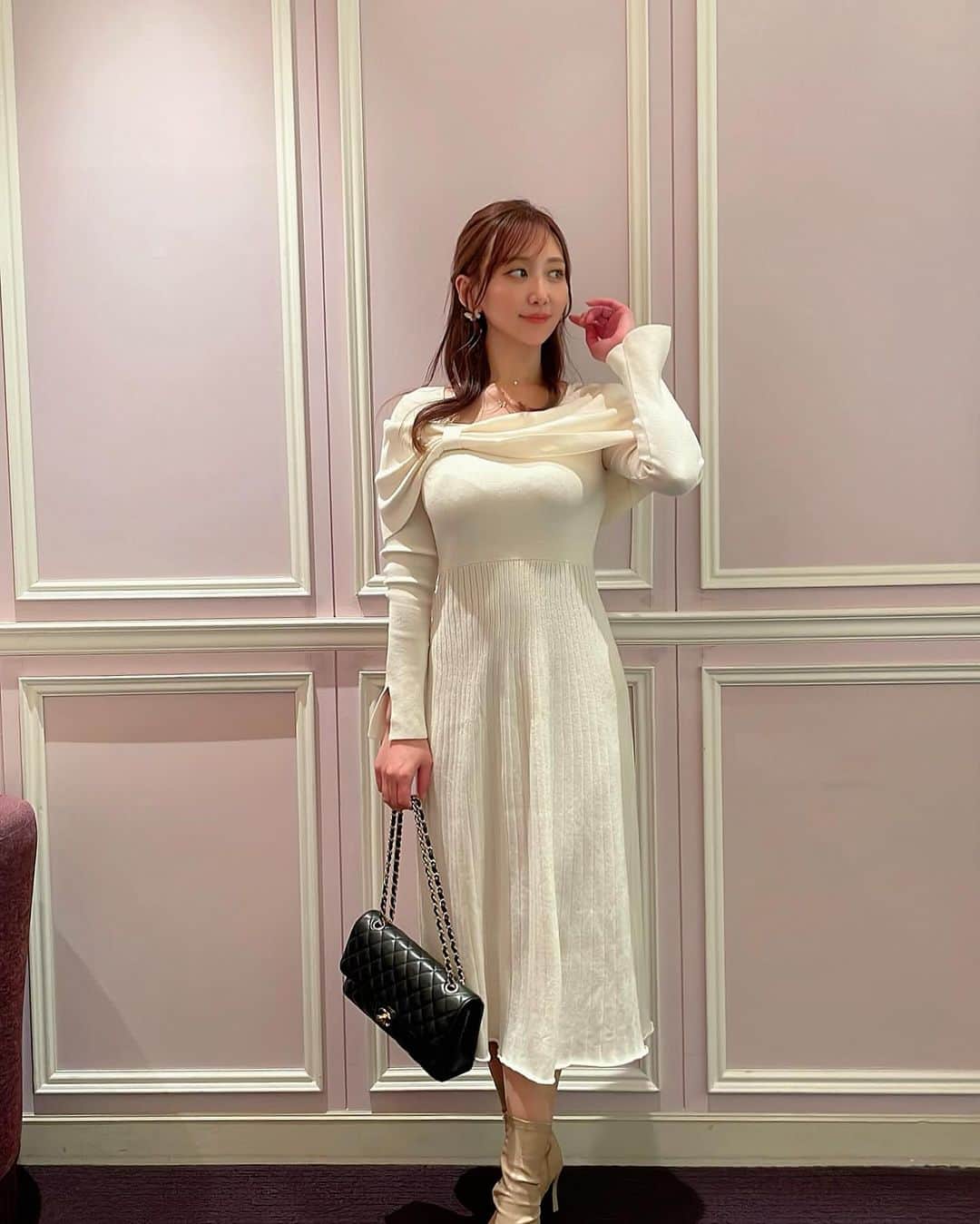 太田莉加のインスタグラム：「・ ・ ムチムチすぎるから 今年中に4kg痩せたい🤣 ⁡ カフェ可愛くて しょこたん @shoko_ki_hn が撮ってくれた🥰 ⁡ ワンピースはSHEINのだよ〜👗 @shein_japan @sheinofficial コスパ良すぎ🩵 ⁡ 試すたび、好きが見つかる。届くたび、好きが増えてく。 ⁡ リボン装飾セータードレス	 商品🆔20931284	 https://shein.top/hbhdfrn ⁡ 割引クーポン番号：BFJP659 割引率：お買い上げ金額1～5,999円まではセール価格より15%OFF、6,000円以上は20%OFFが適用される。 利用期限：公開日〜12月末日 ⁡ #SHEINblackfriday #SHEINGoodFinds #SHEINforAll #loveshein #ad #saveinstyle #DazyHyunA」