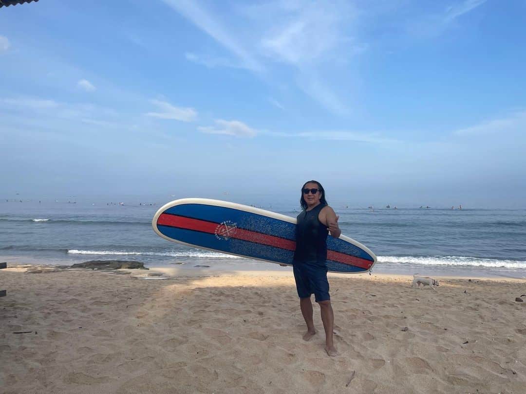 Ken Harakumaのインスタグラム：「朝6時、満潮のベストコンディションで誰もいない貸切状態で海に入れました❣️ バックサイドのパーフェクトウェイブ🌊🌊🌊 昨晩のホテル前から眺めるサンセットも感動でした🤙🤙🤙 今日は午後からクタに移動。 ❣️BAGUS❣️ @international_yoga_center  @balanganwavesurfschoolbali  #balanganbeach  #surfing  #bali  #yoga  #ashtangayoga  #アシュタンガヨガ  #ケンハラクマ」