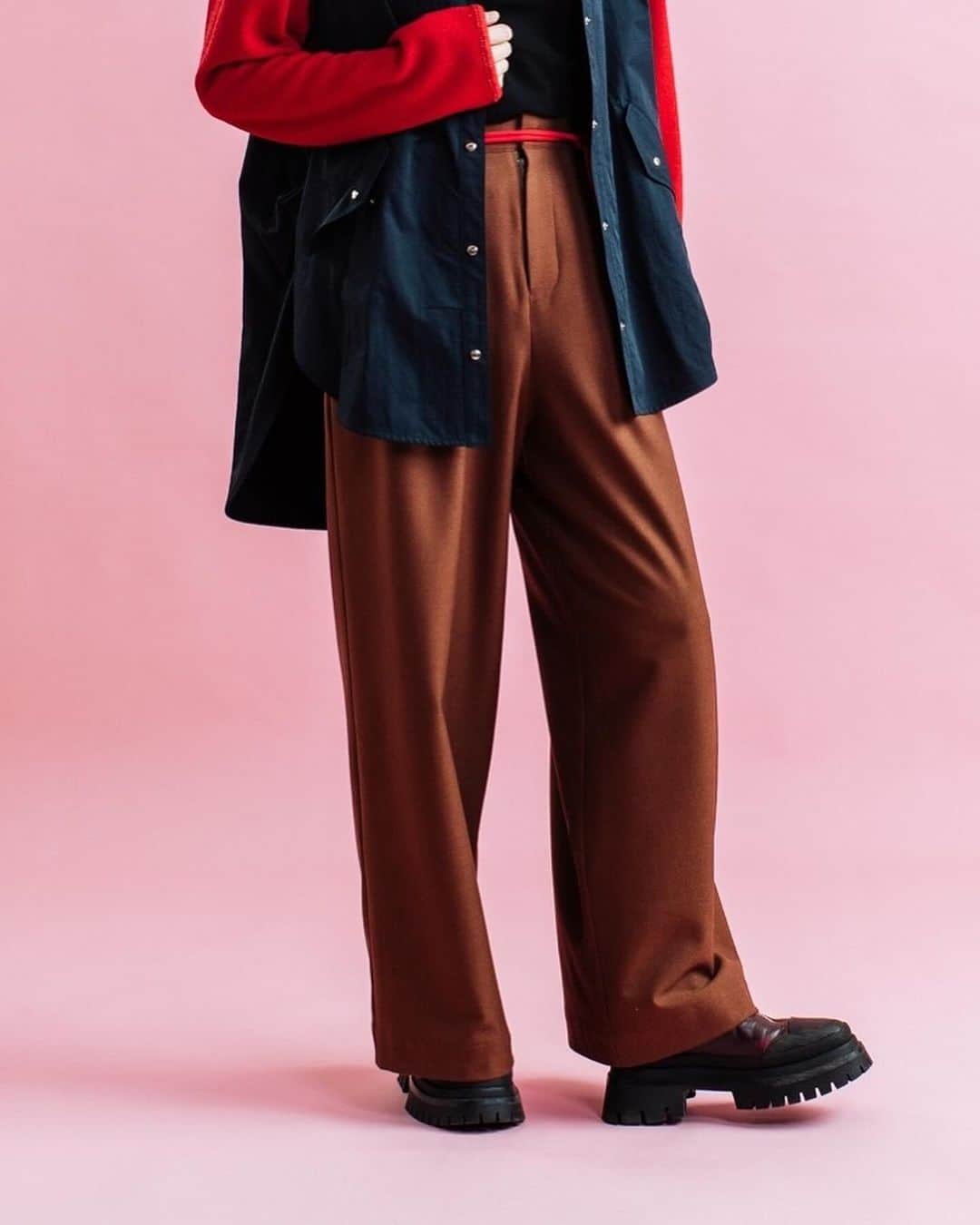 kittleのインスタグラム：「New arrivals  ⁡ Strap straight pants ベルトストラップ付の暖かいパンツです。取り外し可能◎。 これからの季節にぴったりな裏起毛の暖かいストレートパンツ。 ウエストラインが綺麗に見えるようにタックが入っております。 ⁡ LINE友達追加すると、お得なクーポンや 会員様限定セールなどのご案内が届きます。 ⬇︎ https://lin.ee/Cc44uMv ⁡ #kittle #kittleto ⁡ 【𝗈𝗇𝗅𝗂𝗇𝖾 𝗌𝗍𝗈𝗋𝖾】 𝗁𝗍𝗍𝗉𝗌://𝗄𝗂𝗍𝗍𝗅𝖾𝗍𝗈.𝖼𝗈𝗆 𝖭𝖾𝗐 𝖺𝗋𝗋𝗂𝗏𝖺𝗅𝗌 →𝖤𝗏𝖾𝗋𝗒 𝖥𝗋𝗂𝖽𝖺𝗒 𝖯𝖬𝟩」