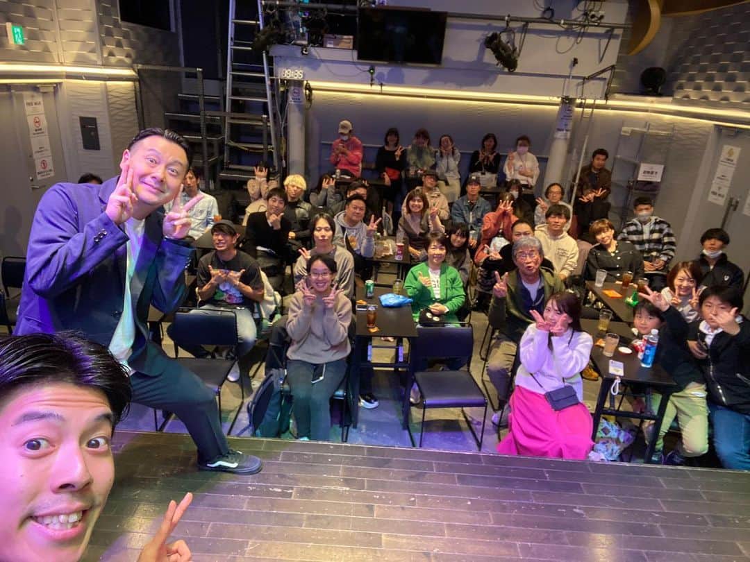 しょっぴーさんのインスタグラム写真 - (しょっぴーInstagram)「昨日は #笑タイム vol,7  今回も無事に終了！ご来場の皆様、本当にありがとうございました！満席感謝！  ネタは漫才とコント！！色々な挑戦もできて良かった！！  企画ではミーナの喜助くんと念願の豆苗漫才！笑 めっちゃ楽しかった✌️  ゲストのミーナのお二人、盛り上げてくれてありがとう！！！  そして差し入れもたくさん、、本当にいつもありがとうございます！  来月は年内ラスト！ 12/27(水)18:00開場、18:30開演！ (軽い忘年会あり) お待ちしてます*\(^o^)/*  #溝ノ口劇場 #さくらだモンスター #九州男子"#下地孝明 #タダノリモンスター #ぷれいぼうる #ミーナ #漫才協会 #西川ゆりの #豆苗」11月23日 11時29分 - syoppy0110