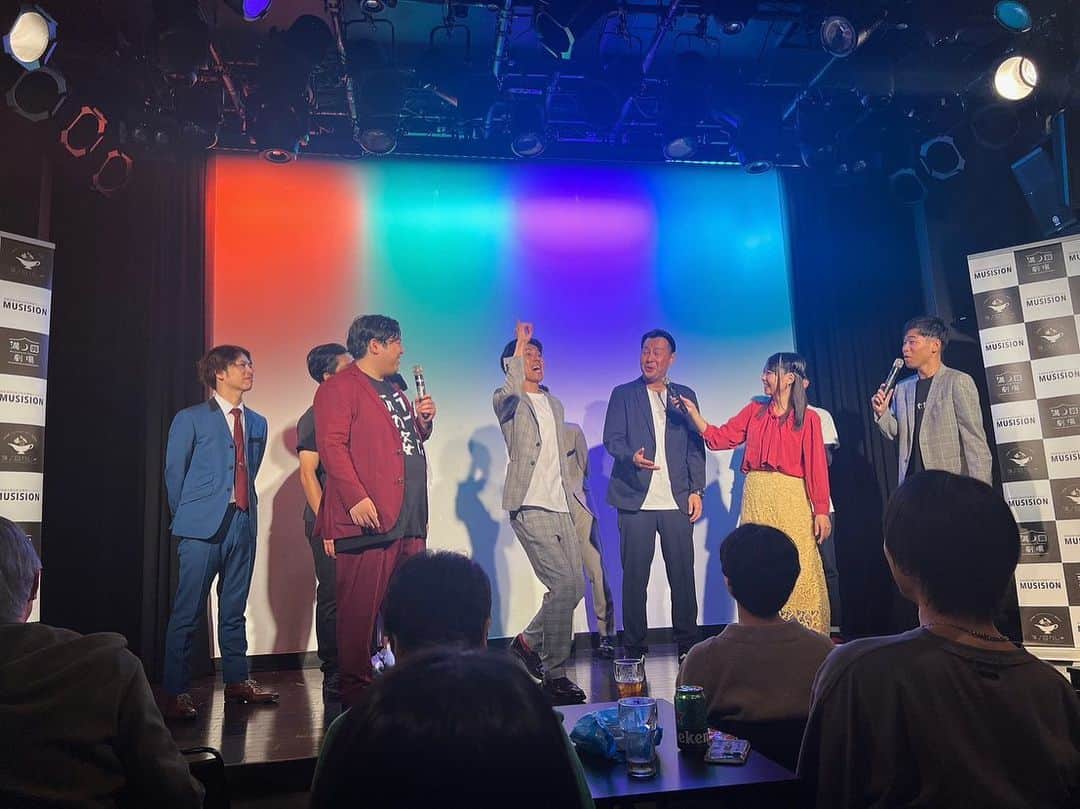 しょっぴーさんのインスタグラム写真 - (しょっぴーInstagram)「昨日は #笑タイム vol,7  今回も無事に終了！ご来場の皆様、本当にありがとうございました！満席感謝！  ネタは漫才とコント！！色々な挑戦もできて良かった！！  企画ではミーナの喜助くんと念願の豆苗漫才！笑 めっちゃ楽しかった✌️  ゲストのミーナのお二人、盛り上げてくれてありがとう！！！  そして差し入れもたくさん、、本当にいつもありがとうございます！  来月は年内ラスト！ 12/27(水)18:00開場、18:30開演！ (軽い忘年会あり) お待ちしてます*\(^o^)/*  #溝ノ口劇場 #さくらだモンスター #九州男子"#下地孝明 #タダノリモンスター #ぷれいぼうる #ミーナ #漫才協会 #西川ゆりの #豆苗」11月23日 11時29分 - syoppy0110
