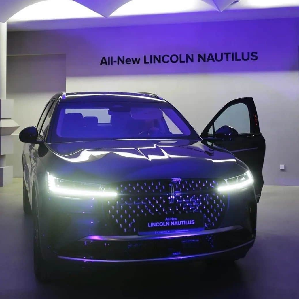 パク・クァンヒョンさんのインスタグラム写真 - (パク・クァンヒョンInstagram)「@lincolnmotorcompanykr #링컨코리아행사초청 #링컨노틸러스 #링컨자동차 #포드코리아 #올뉴노틸러스 #박광현 #링컨역사강의 #링컨1타강사  차를 좋아하는 내가 링컨이 이렇게 좋은 브랜드인지 이번에야 알았다 ㅎㅎ 이번에 출시된 노틸러스는 진짜 모든걸 만족하게 해준다 ㅎㅎ 익스테리어, 인테리어, 내장제, 특히 오디오.... 스피커가28개 ㅎㄷㄷ #레벨울티마오디오 향기까지 디지털로 만들어 주는 차... 단순 이동수단이 아닌 주거 공간으로의 편안함과 우아함을 제공 하는데 그냥 일반적인 브랜드의 마케팅 포인트가 아닌 진심으로 정말 아늑하고 편안한 #콰이어트플라이트 #quietflight 를 느껴보면 좋을 것 같다 ㅎㅎ 이번 올뉴 노틸러스가 진짜 강남 싼타페로 자리 매김 하기를 기도해 본다 ㅎㅎ 이런 말도 안되는 상품성이  가격까지 착하네요 ㅎㅎ #7천만원대  #SUV」11月23日 11時29分 - gwangparty