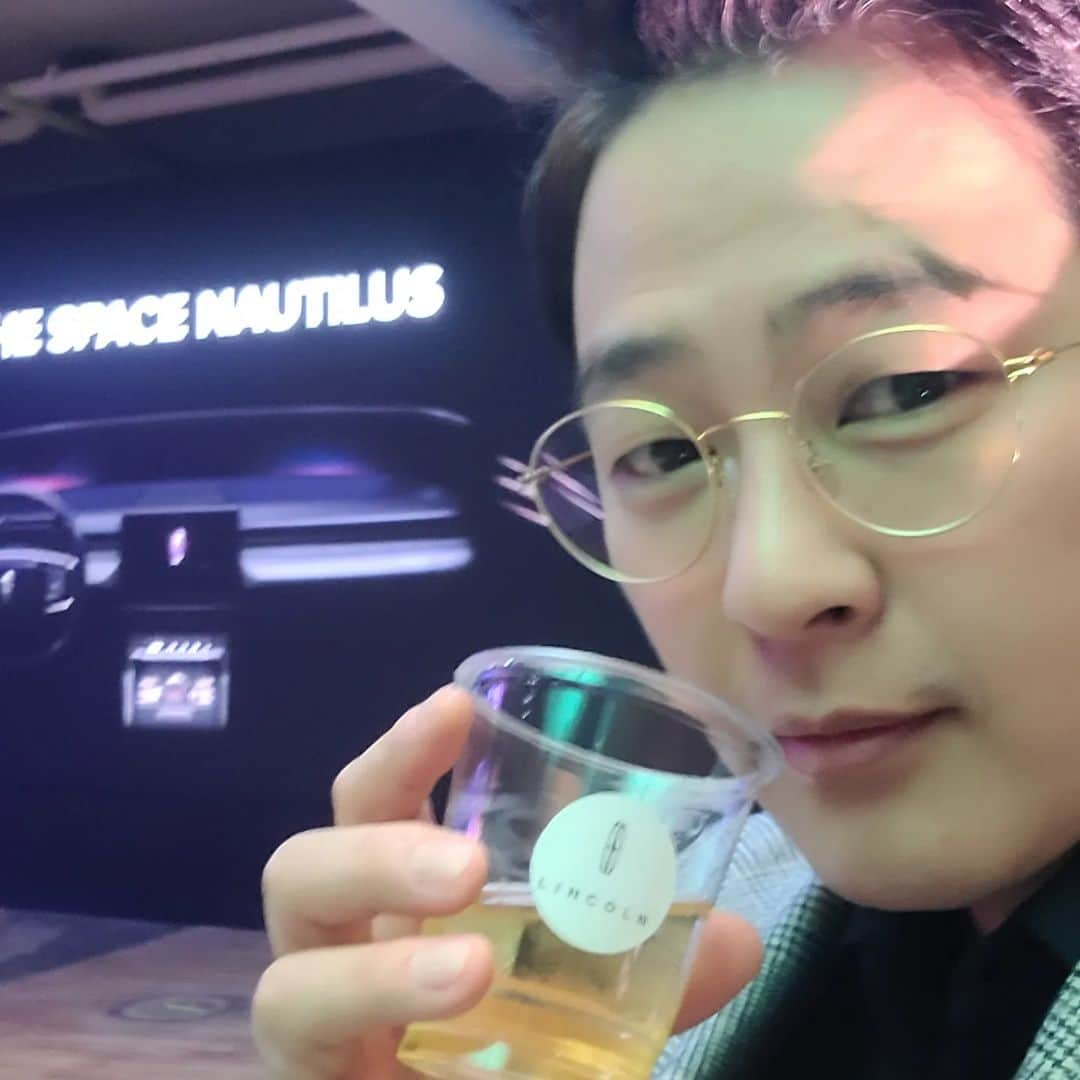 パク・クァンヒョンのインスタグラム：「@lincolnmotorcompanykr #링컨코리아행사초청 #링컨노틸러스 #링컨자동차 #포드코리아 #올뉴노틸러스 #박광현 #링컨역사강의 #링컨1타강사  차를 좋아하는 내가 링컨이 이렇게 좋은 브랜드인지 이번에야 알았다 ㅎㅎ 이번에 출시된 노틸러스는 진짜 모든걸 만족하게 해준다 ㅎㅎ 익스테리어, 인테리어, 내장제, 특히 오디오.... 스피커가28개 ㅎㄷㄷ #레벨울티마오디오 향기까지 디지털로 만들어 주는 차... 단순 이동수단이 아닌 주거 공간으로의 편안함과 우아함을 제공 하는데 그냥 일반적인 브랜드의 마케팅 포인트가 아닌 진심으로 정말 아늑하고 편안한 #콰이어트플라이트 #quietflight 를 느껴보면 좋을 것 같다 ㅎㅎ 이번 올뉴 노틸러스가 진짜 강남 싼타페로 자리 매김 하기를 기도해 본다 ㅎㅎ 이런 말도 안되는 상품성이  가격까지 착하네요 ㅎㅎ #7천만원대  #SUV」