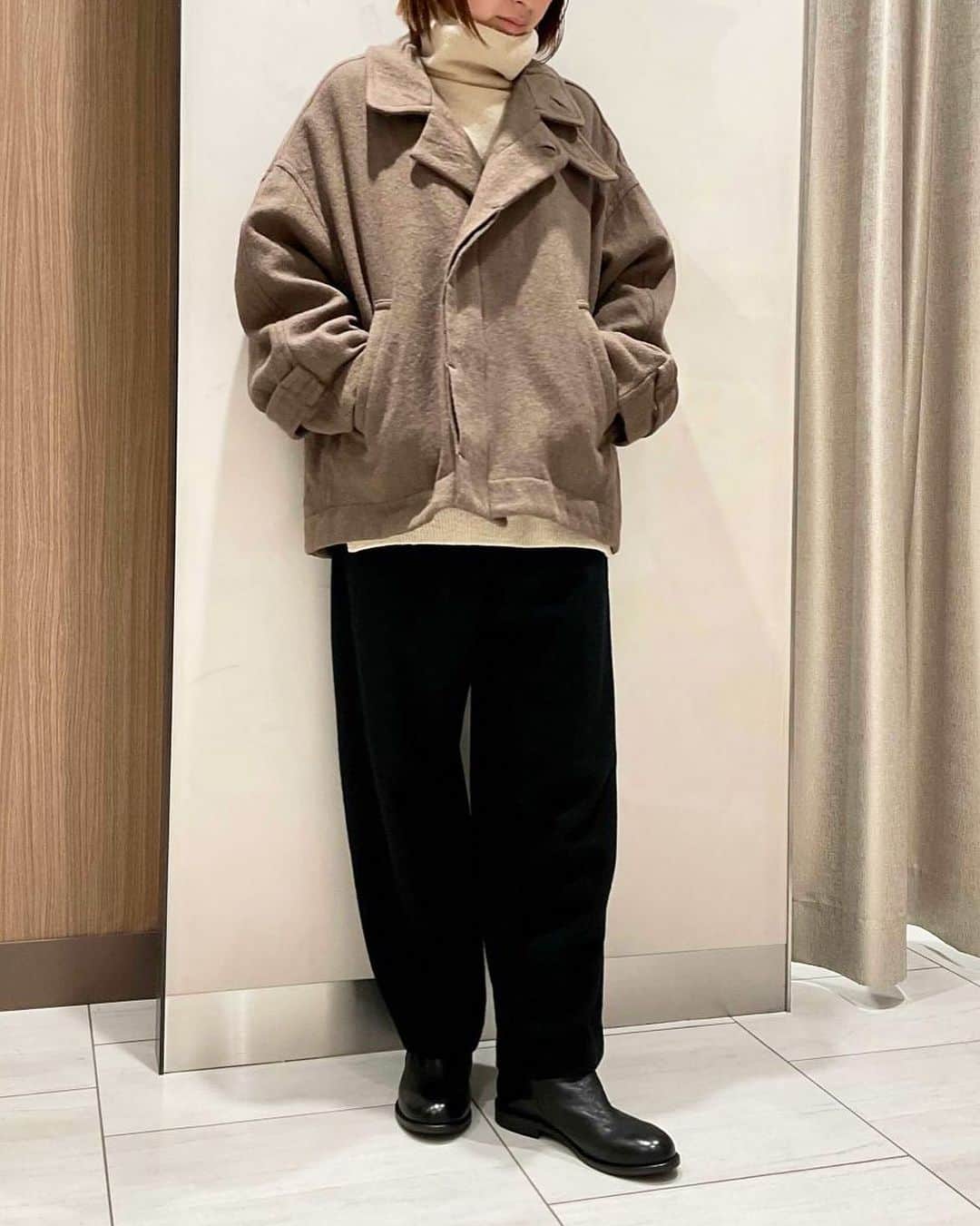 のインスタグラム：「•  pas de calais   23aw  •Coat (No.3227) Brown, Black 75,900yen •Knit (No.2425) Khaki, Greige, Black 35,200yen •Pants (No.8356) Black, Brown 35,200yen  ◾️ORDER NOVELTY EVENT  11/26(日)まで開催中！ 4ヶ月続いたイベントも今月で最後となります。  @pasdecalais_story   #pasdecalais  #pasdecalais_offical_jp  #パドカレ #23aw  #outfit  #coat  #パドカレコーデ」