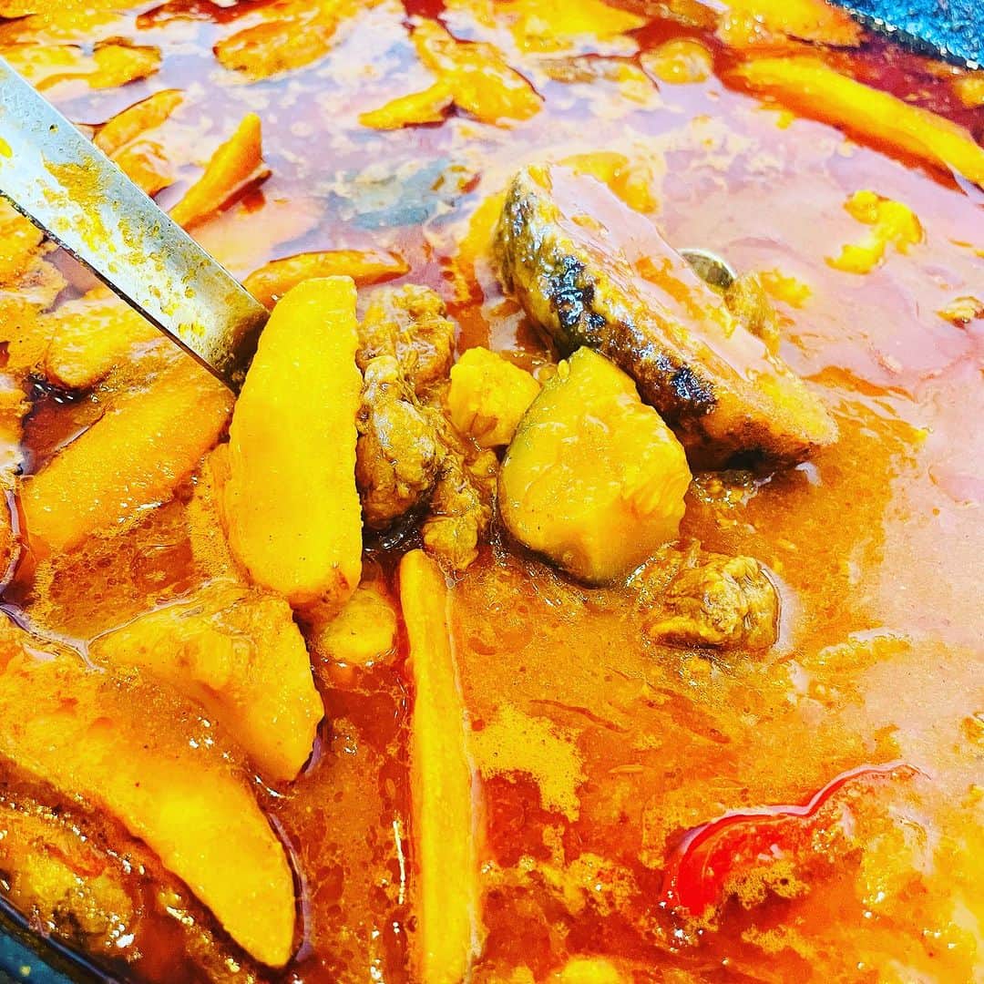 サザンビーチホテル＆リゾート沖縄さんのインスタグラム写真 - (サザンビーチホテル＆リゾート沖縄Instagram)「オーシャンビューレストラン「レイール」のランチブッフェ🍴  今回は『ご当地グルメ』をテーマに、日本各地のお料理をご用意！ 「北海道名物ラーメンサラダ」、「塩辛とじゃがバターパスタ」や「きりたんぽ鍋」などのメニューです💁‍♀️  人気のライブキッチンでは、 ‟とん平焼き”(平日)と‟骨付きカルビ”(土日祝)が登場!!  お食事のあとは、 期間限定でご当地特産品を使用したホテル自慢のデザートがラインナップ♪ 「安納芋ロールケーキ」や「りんごカットケーキ」、「ミルクレープ抹茶」や「ニューヨークチーズケーキ」などなど。  また、12/23(土)～12/25(月)の期間中はメニューやスイーツの一部をクリスマス仕様でご提供🎄 店内デコレーションとともにクリスマス気分を味わえます✨  🌈場 所 2 F オーシャンビューレストラン「レイール」 🌈期 間 2023年10月1日(日)～2024年1月31日(水) 🌈時 間 11:30〜15:00(L.O.14:30) ※12月16日(土)・17日(日)は、デザートブッフェ開催の為11:30〜14:30(L.O.14:00)となります。  🌈料 金 【平日】 大人（中学生以上）￥2,200 シニア（65歳以上）￥2,000 お子様(小学生)￥1,000 幼児(4～6歳)￥550 3歳以下無料  【土日祝】 大人（中学生以上）￥2,400 シニア（65歳以上）￥2,200 お子様(小学生)￥1,000 幼児(4～6歳)￥550 3歳以下無料  ※2023/12/29-2024/1/3の期間中は以下の料金となります。 大人（中学生以上）￥2,700 シニア（65歳以上）￥2,200 お子様(小学生)￥1,000 幼児(4～6歳)￥550 3歳以下無料 🌈備考 ※お席に限りがございますので、ご予約をおすすめいたします。 ※料金にはサービス料・消費税を含みます。 ※メニューは予告なく変更になることがございます。 ※写真はイメージです。  ⚡️ご予約・お問い合わせ先⚡️ 098-992-7542 ホテルホームページよりWEB予約も可能🙆🏻  ≪メニュー一例≫ ＊冷製料理＊ ローストポーク 青森特産リンゴを使ったソース 沖縄野菜と炙りスーチカーのシーザーサラダ 明太子パスタサラダ 鰹のたたき とり天マリネ  ＊温製料理＊ 手こね寿司 名古屋名物鶏手羽 イタリアン焼きそば 鮭のちゃんちゃん焼き仕立て 肉巻きおにぎり  彩りブッフェと東シナ海を望む絶景オーシャンビューをともにおたのしみください🍴🤗🍴  #サザンビーチホテル #サザンビーチホテルアンドリゾート沖縄 #ホテルステイ #ホテルランチ #ランチブッフェ #休日ランチ #おでかけランチ #家族サービス #オーシャンビュー #おすすめ #人気店 #女子ランチ #沖縄ランチ #糸満ランチ #southernbeachhotel #lunch #oceanview #buffet #Okinawalunch #itoman #hotellunch #yummy #recomended #서던비치호텔 #호텔런치 #오션뷰 #오키나와런치 #맛집」11月23日 11時35分 - southernbeachokinawa