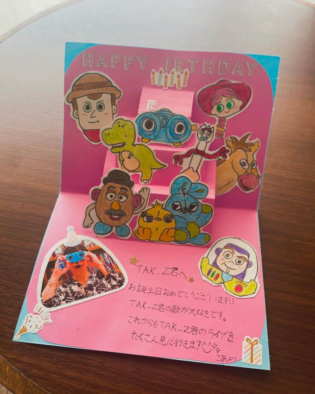 TAK-Zのインスタグラム：「大阪バースデーライブのときにもらったお手紙がかわいすぎてカバンに入れて持ち歩いてる。何回みてもげんきでるほんとかわいいありがとうめっちゃ上手だし！ たくさんライブきてねえ☺️」