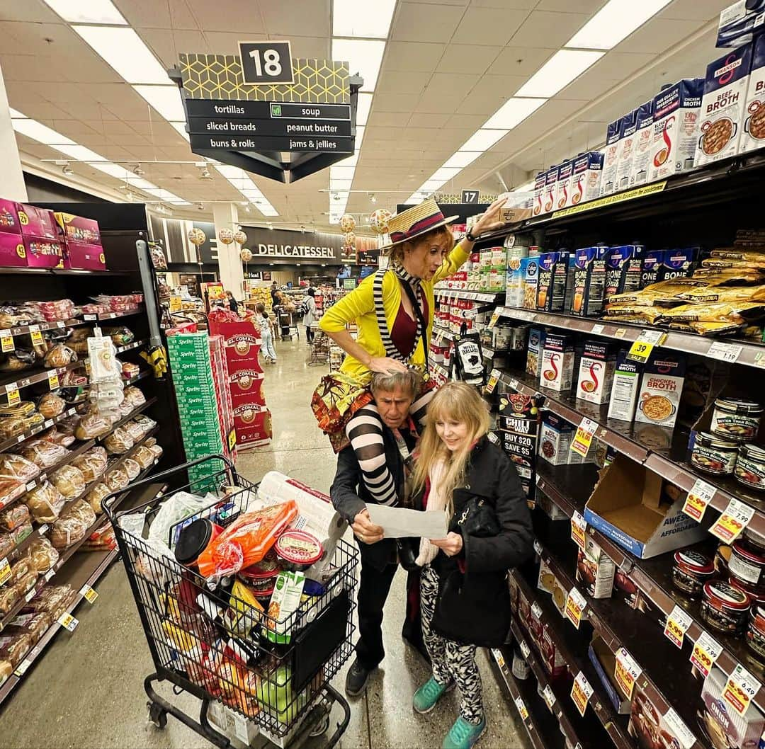 ボニー・モーガンのインスタグラム：「The Flying Morgans descend on Rock n Roll Ralph’s in traditional circus style  #happythanksgivng #shenanigans #adventuresofbendybonnie #adventuresofbonanddad #theflyingmorgans #circusstyle #groceryshoppingwithmomanddad #thankful #acro #shortpeopleproblems #shortpeoplesolutions #ilovemyfamily #stripes #bendybonnie」