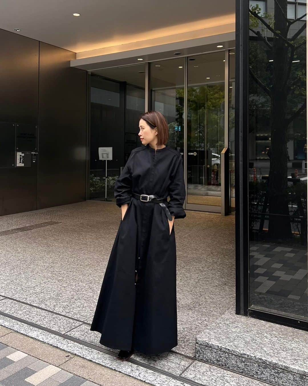 ETRÉ TOKYO ストアさんのインスタグラム写真 - (ETRÉ TOKYO ストアInstagram)「@etretokyo  【11/23 New Arrival 】  ㅤㅤㅤ ㅤㅤㅤ #ETREジレセットロングワンピース WHITE / BLACK S.M size ¥49,500(tax in) ㅤㅤㅤ ㅤㅤ ㅤㅤㅤ新宿スタッフ @etretokyo_yumi 150cm BLACK着用  本社スタッフ @_s_a_r_a_s_a_ 160cm BLACK 着用  @etretokyo_sorami 162cm BLACK着用  ㅤㅤㅤ  ㅤㅤㅤ┈┈┈┈┈┈┈┈┈┈┈┈┈┈┈┈┈┈┈ ㅤㅤㅤ ㅤㅤ  【INFORMATION】 ⁡ㅤㅤㅤ ⁡ ※11/23(木)発売のアイテムは、11/24(金)12:00よりお在庫のある場合、ルミネカード会員様限定で店舗通販のご利用が可能です。  ⁡ ※お電話がつながりにくい可能性がございます。 ⁡ ※また混雑時には入場制限及び 試着点数の制限を設けさせて頂きます。 予めご了承ください。 ⁡ ⁡ ご理解、ご協力を賜りますよう 心よりお願い申し上げます。   ㅤㅤㅤ 【LUMINE SHINJUKU STORE】 ETRÉ TOKYO ルミネ新宿2店 TEL：03-5989-0979  ー営業時間ー (平日、土日祝)11:00-21:00 ⁡  #etretokyo#etre#fashion#etretokyoshinjuku #etre#2023etre#etretokyo_staff_ootd#2023aw #大人ファッションコーデ #シンプルスタイル  #オトナカジュアルコーデ #ロングシャツ #シャツワンピース #レイヤードスタイル #黒ワンピ #ロングワンピースコーデ」11月23日 11時49分 - etretokyo_store