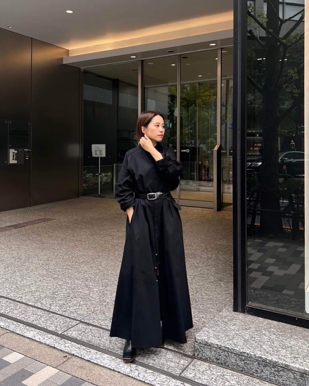 ETRÉ TOKYO ストアさんのインスタグラム写真 - (ETRÉ TOKYO ストアInstagram)「@etretokyo  【11/23 New Arrival 】  ㅤㅤㅤ ㅤㅤㅤ #ETREジレセットロングワンピース WHITE / BLACK S.M size ¥49,500(tax in) ㅤㅤㅤ ㅤㅤ ㅤㅤㅤ新宿スタッフ @etretokyo_yumi 150cm BLACK着用  本社スタッフ @_s_a_r_a_s_a_ 160cm BLACK 着用  @etretokyo_sorami 162cm BLACK着用  ㅤㅤㅤ  ㅤㅤㅤ┈┈┈┈┈┈┈┈┈┈┈┈┈┈┈┈┈┈┈ ㅤㅤㅤ ㅤㅤ  【INFORMATION】 ⁡ㅤㅤㅤ ⁡ ※11/23(木)発売のアイテムは、11/24(金)12:00よりお在庫のある場合、ルミネカード会員様限定で店舗通販のご利用が可能です。  ⁡ ※お電話がつながりにくい可能性がございます。 ⁡ ※また混雑時には入場制限及び 試着点数の制限を設けさせて頂きます。 予めご了承ください。 ⁡ ⁡ ご理解、ご協力を賜りますよう 心よりお願い申し上げます。   ㅤㅤㅤ 【LUMINE SHINJUKU STORE】 ETRÉ TOKYO ルミネ新宿2店 TEL：03-5989-0979  ー営業時間ー (平日、土日祝)11:00-21:00 ⁡  #etretokyo#etre#fashion#etretokyoshinjuku #etre#2023etre#etretokyo_staff_ootd#2023aw #大人ファッションコーデ #シンプルスタイル  #オトナカジュアルコーデ #ロングシャツ #シャツワンピース #レイヤードスタイル #黒ワンピ #ロングワンピースコーデ」11月23日 11時49分 - etretokyo_store