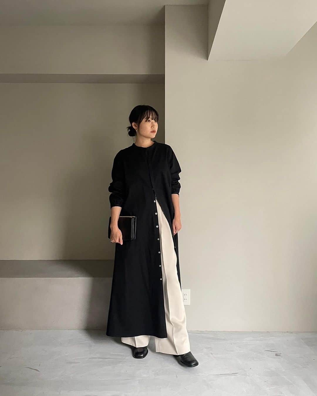 ETRÉ TOKYO ストアさんのインスタグラム写真 - (ETRÉ TOKYO ストアInstagram)「@etretokyo  【11/23 New Arrival 】  ㅤㅤㅤ ㅤㅤㅤ #ETREジレセットロングワンピース WHITE / BLACK S.M size ¥49,500(tax in) ㅤㅤㅤ ㅤㅤ ㅤㅤㅤ新宿スタッフ @etretokyo_yumi 150cm BLACK着用  本社スタッフ @_s_a_r_a_s_a_ 160cm BLACK 着用  @etretokyo_sorami 162cm BLACK着用  ㅤㅤㅤ  ㅤㅤㅤ┈┈┈┈┈┈┈┈┈┈┈┈┈┈┈┈┈┈┈ ㅤㅤㅤ ㅤㅤ  【INFORMATION】 ⁡ㅤㅤㅤ ⁡ ※11/23(木)発売のアイテムは、11/24(金)12:00よりお在庫のある場合、ルミネカード会員様限定で店舗通販のご利用が可能です。  ⁡ ※お電話がつながりにくい可能性がございます。 ⁡ ※また混雑時には入場制限及び 試着点数の制限を設けさせて頂きます。 予めご了承ください。 ⁡ ⁡ ご理解、ご協力を賜りますよう 心よりお願い申し上げます。   ㅤㅤㅤ 【LUMINE SHINJUKU STORE】 ETRÉ TOKYO ルミネ新宿2店 TEL：03-5989-0979  ー営業時間ー (平日、土日祝)11:00-21:00 ⁡  #etretokyo#etre#fashion#etretokyoshinjuku #etre#2023etre#etretokyo_staff_ootd#2023aw #大人ファッションコーデ #シンプルスタイル  #オトナカジュアルコーデ #ロングシャツ #シャツワンピース #レイヤードスタイル #黒ワンピ #ロングワンピースコーデ」11月23日 11時49分 - etretokyo_store