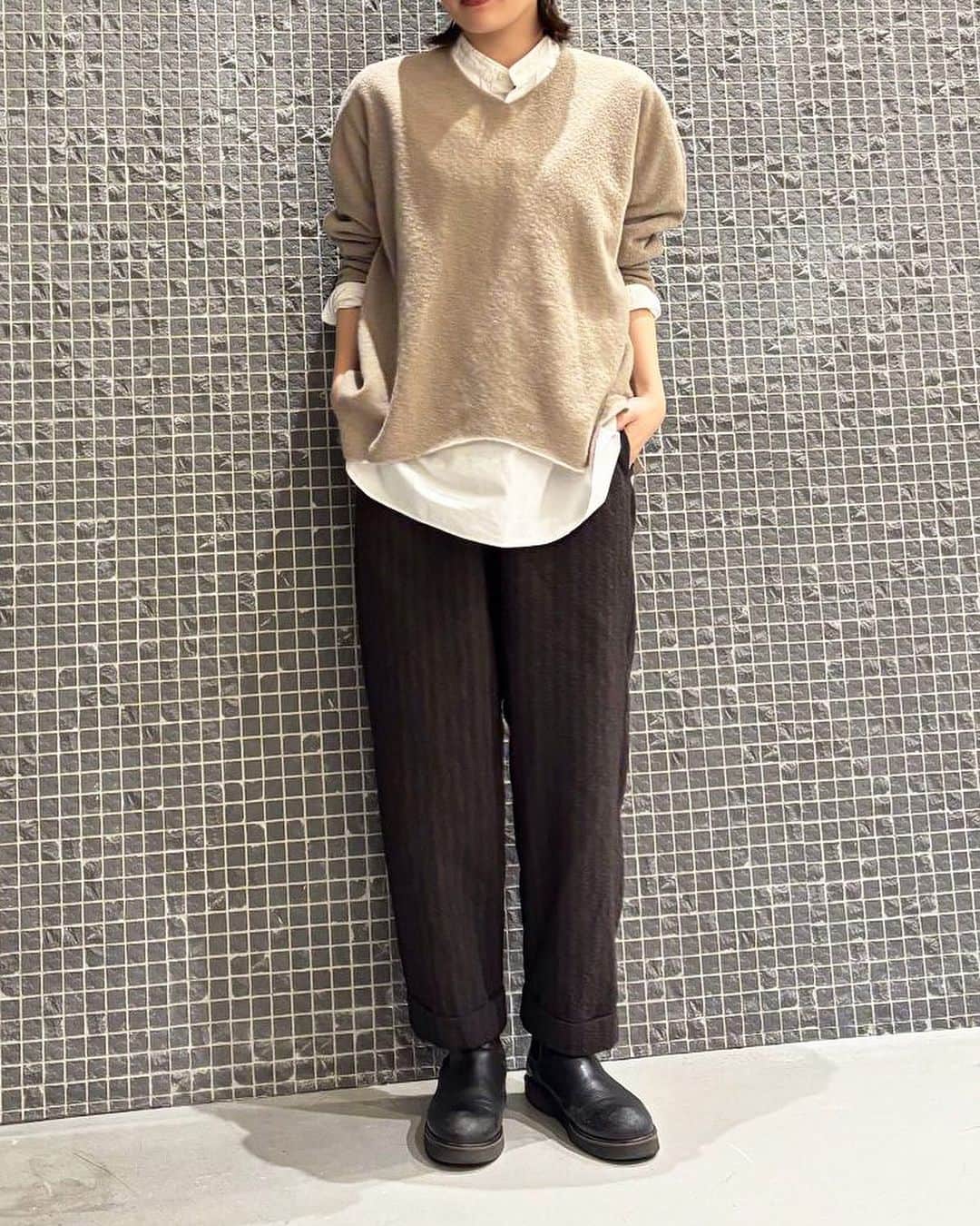 のインスタグラム：「•  pas de calais   •Knit (No.2424) Ivory, Khaki, Greige, Black 30,800yen •Blouse (No.6471) Off white, Black 20,900yen •Pants (No.8383) Brown, Black 31,900yen  ◾️ORDER NOVELTY EVENT  11/26(日)まで開催中！ 4ヶ月続いたイベントも今月で最後となります。  @pasdecalais_story   #pasdecalais  #pasdecalais_offical_jp  #パドカレ #23aw #outfit  #パドカレコーデ」