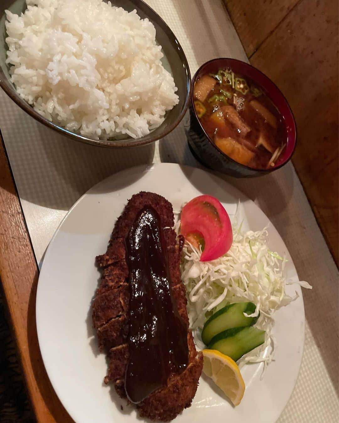 モリスさんのインスタグラム写真 - (モリスInstagram)「岐阜県激渋深夜食堂味噌カツ定食 残り白米ふたくちの場面で奥様にサービス漬物頂く  #岐阜 #やまさ #やまさ食堂 #味噌カツ #みそかつ」11月23日 11時43分 - surimooo