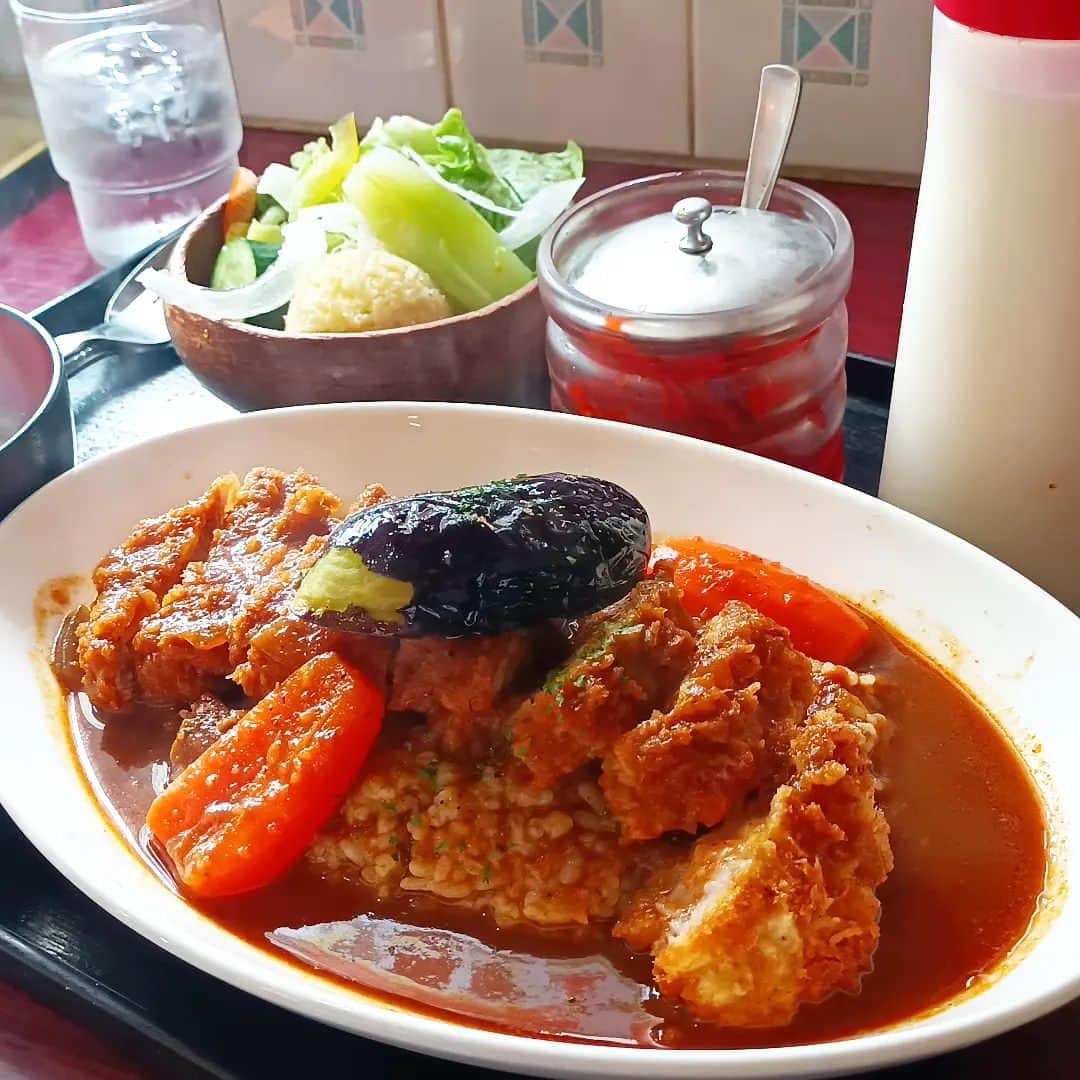 松本隆博のインスタグラム：「。 ラジオ収録時の常連店( ᴖ ·̫ ᴖ  レストラン沙羅沙‼️‼️‼️ 本格カレーなのにお味噌汁と 福神漬が付いてくる(⋆ᴗ͈ˬᴗ͈) めちゃくちゃ美味い…そしてこれ が、千円(ﾉ˶>ᗜ​<˵)ﾉ。 申し訳ない位美味い💦😋💦😋。 さ、今からラジオ  ラジオするなら…エントリー‼️ ❀( ⸝⸝•ᴗ•⸝⸝ )❀」