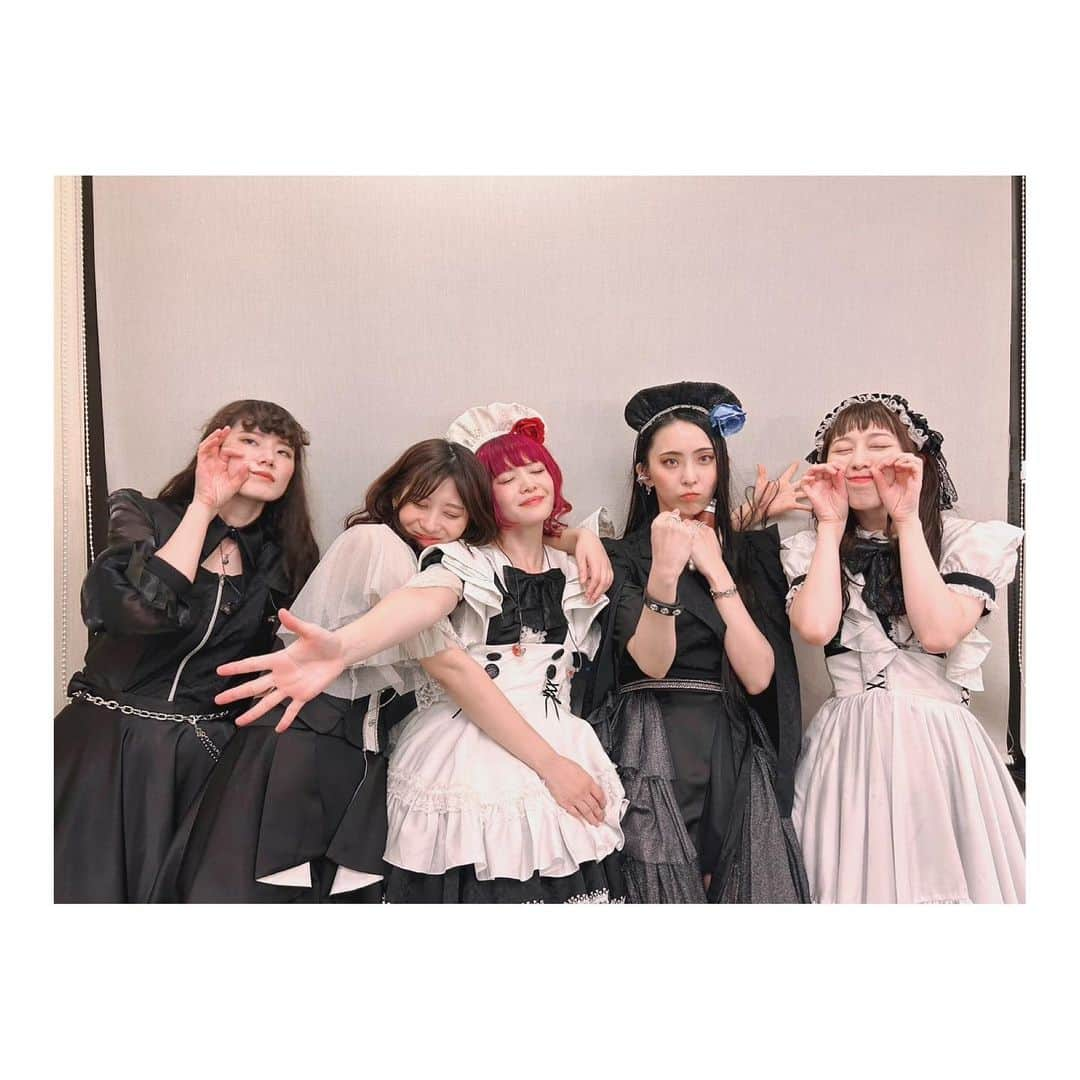 廣瀬茜さんのインスタグラム写真 - (廣瀬茜Instagram)「BAND-MAID 10TH ANNIVERSARY TOUR in JAPAN  2023.10.20@なんばHATCH  お誕生日前日がお給仕だった鳩様🕊️ ミクのお誕生日も0時ピッタリにみんなでお祝い出来て嬉しかったなー！ お誕生日おめでとう🐦🎂🎉❤️  結成当初、慣れない環境でものすごく緊張していた私を優しく暖かく迎え入れてくれて、とっても救われました。頼しさは10年経った今も変わらず！  顔可愛いのに中身は男前のミクに、これからもいっぱい甘えさせてもらいます！  cluppoの一番のファンより。」11月23日 11時47分 - akane_bandmaid