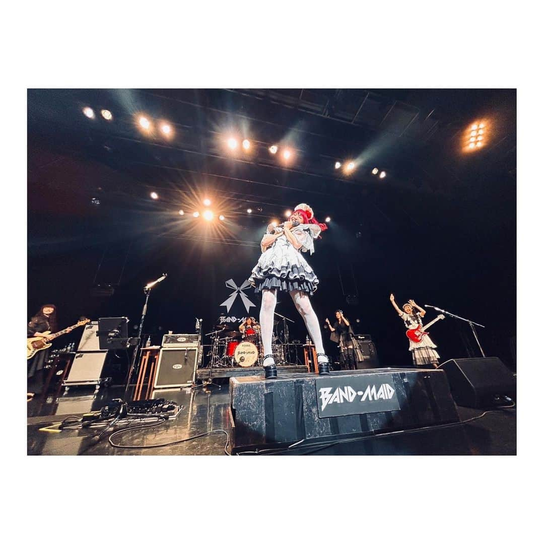 廣瀬茜さんのインスタグラム写真 - (廣瀬茜Instagram)「BAND-MAID 10TH ANNIVERSARY TOUR in JAPAN  2023.10.20@なんばHATCH  お誕生日前日がお給仕だった鳩様🕊️ ミクのお誕生日も0時ピッタリにみんなでお祝い出来て嬉しかったなー！ お誕生日おめでとう🐦🎂🎉❤️  結成当初、慣れない環境でものすごく緊張していた私を優しく暖かく迎え入れてくれて、とっても救われました。頼しさは10年経った今も変わらず！  顔可愛いのに中身は男前のミクに、これからもいっぱい甘えさせてもらいます！  cluppoの一番のファンより。」11月23日 11時47分 - akane_bandmaid