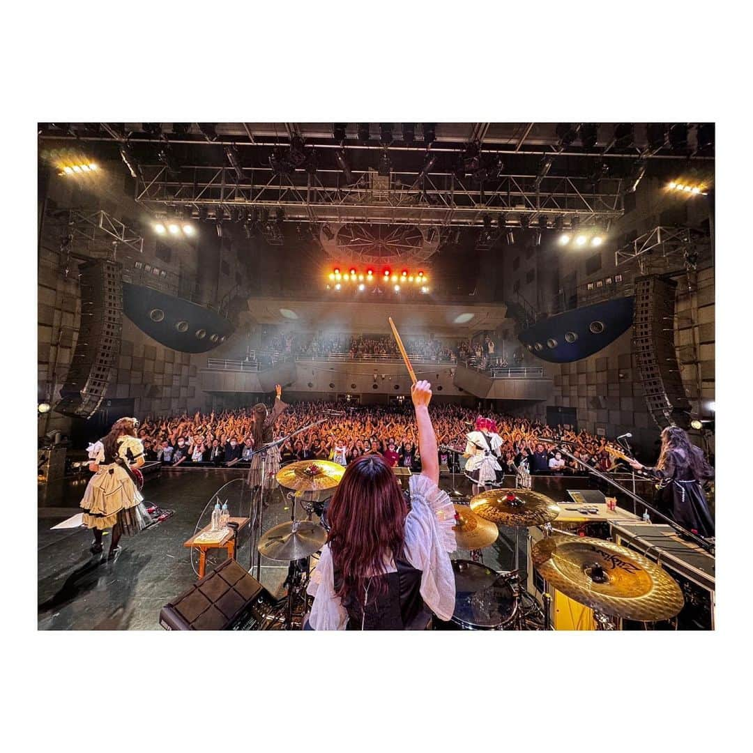 廣瀬茜さんのインスタグラム写真 - (廣瀬茜Instagram)「BAND-MAID 10TH ANNIVERSARY TOUR in JAPAN  2023.10.20@なんばHATCH  お誕生日前日がお給仕だった鳩様🕊️ ミクのお誕生日も0時ピッタリにみんなでお祝い出来て嬉しかったなー！ お誕生日おめでとう🐦🎂🎉❤️  結成当初、慣れない環境でものすごく緊張していた私を優しく暖かく迎え入れてくれて、とっても救われました。頼しさは10年経った今も変わらず！  顔可愛いのに中身は男前のミクに、これからもいっぱい甘えさせてもらいます！  cluppoの一番のファンより。」11月23日 11時47分 - akane_bandmaid