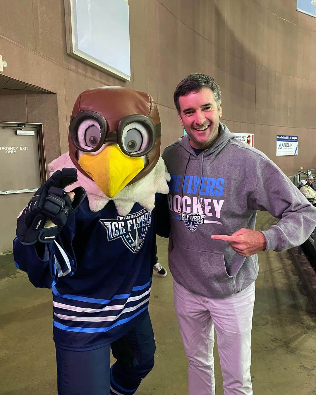 バッバ・ワトソンのインスタグラム：「Oh and I got a picture with Maverick 😂 #iceflyers」