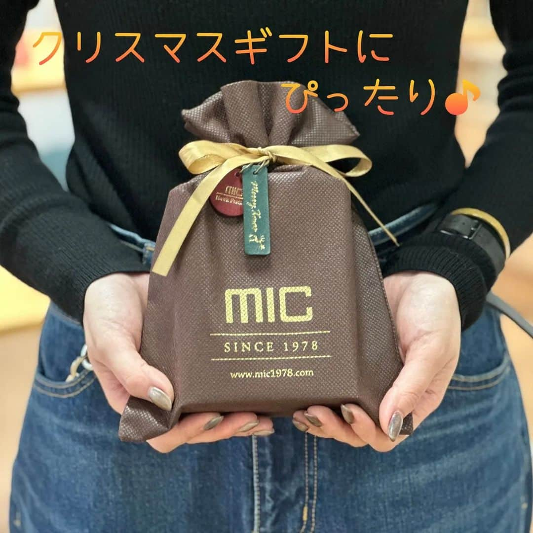 革財布のお店【mic 吉祥寺店】さんのインスタグラム写真 - (革財布のお店【mic 吉祥寺店】Instagram)「こんにちは！mic吉祥寺店です！ . 11月25日(土)から12月25日(月)までクリスマスフェアを開催いたします🎅 . 通常の無料ギフトに可愛いクリスマスレザータグが「数量限定」で付きます🎁キーホルダーにもできてしまうほどのクオリティ👀✨これは欲しい！ . また！新作も登場致します✨ . 以前からあるボルセッタのシリーズから5型、「ボルセッタ メタリック」という新色がでます！ . ●スマホショルダーウォレット　¥19,800(税込) . ●スマホポーチ　¥14,300(税込) . ●マルチカードケース(リール付き)　¥8,470(税込) . ●フラグメントケース　¥11,550(税込) . ●L字ファスナー長財布　¥15,400(税込) . ゴールドとシルバーの2色展開です⭐こちらに使用しているレザー「アドリアティコ」は柔らかなな質感でありながら型崩れしづらいという、優秀レザーです！ . こちらの「ボルセッタ メタリック」は「数量限定商品」となります！ . そして！多望の！コードバン　馬蹄小銭入れ　¥22,000(税込) が再販されます🙌🙌🙌 . どれもクリスマスプレゼントにぴったりな商品ばかりですね🥰 . コードバン　馬蹄小銭入れの詳細についてはまた後日ご紹介したいと思います！ . 今回出させて頂く新商品にはイニシャル刻印・名入れ刻印が全て不可となっております。ご了承くださいませ🙇💦 . (注)上記について、オンラインでは後日公開されます！ . 本日も皆さまのご来店心よりお待ちしております！ . #革小物とお財布のお店mic  #革小物 #革財布 #mic #吉祥寺店 #クリスマスフェア #開催予定 #新商品 #新色 #メタリック #馬蹄小銭入れ #お楽しみに！」11月23日 11時48分 - mic_kichijoji